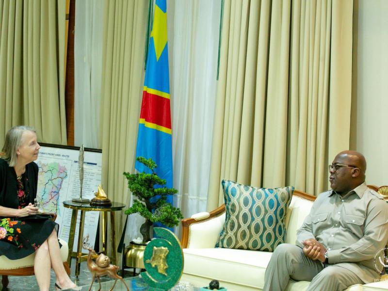 Le chef de l'État Félix Tshisekedi et la diplomate américaine Lucy Tamlyn, à la cité de l'Union africaine