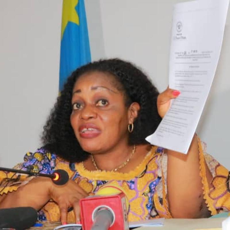 La ministre des personnes vivant avec handicap, Me Irène Esambo, brandissant le nouveau décret du Premier ministre portant sur le fonds des personnes vivant avec handicap.