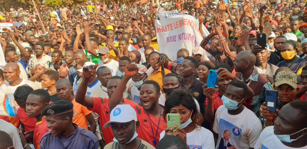 La population d'Isiro, en liesse, écoute et ovationne Katumbi