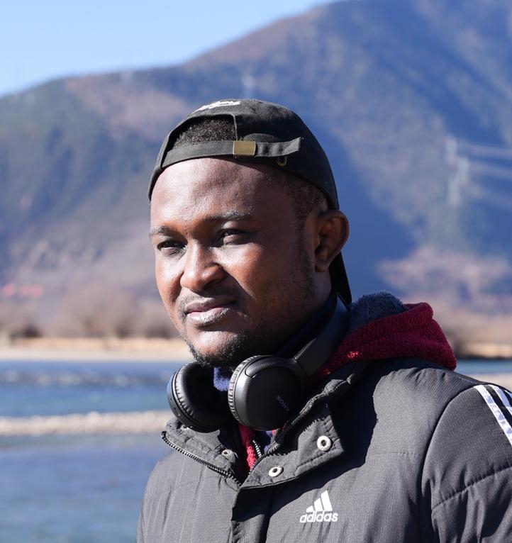 Hervé MBELO MANTINGA, Artiste congolais, assistant à l’Académie des Beaux-Arts, étudiants en Master à China Academy of Art