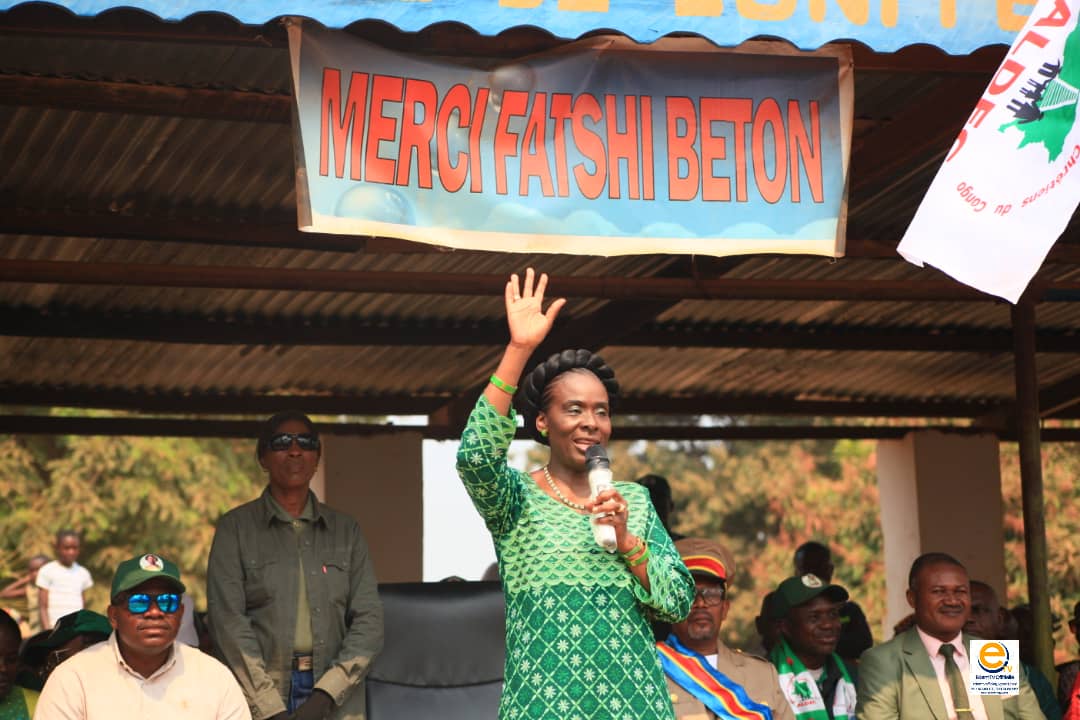 A la tribune de l'unité de Sandoa en plein meeting de Adèle Kayinda