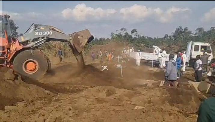 Un tracteur qui ensevelit les corps des déplacés morts suite à l'agression rwandaise