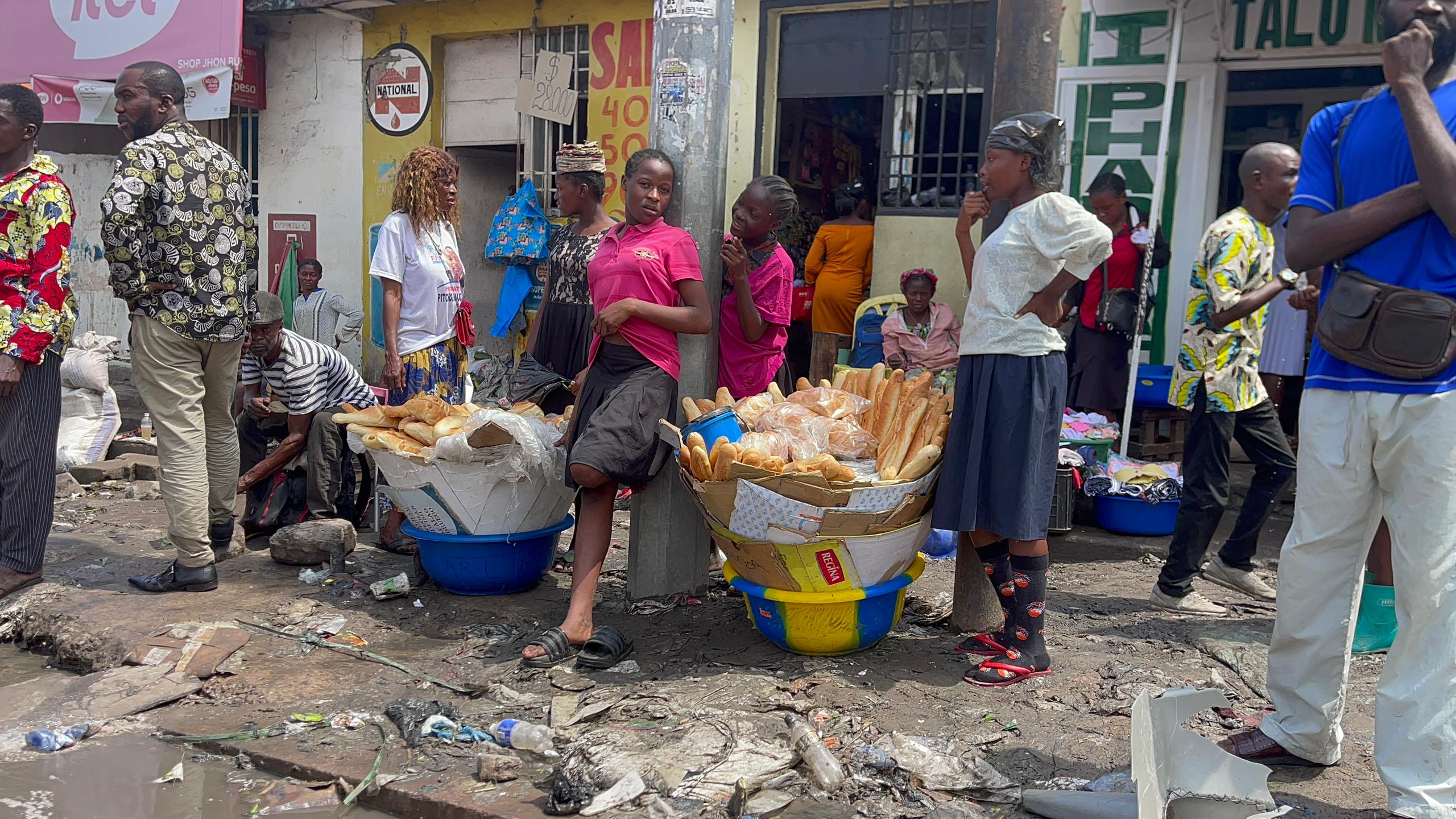 Le Général Blaise Kilimbalimba lors d'une descente au marché de Pompage dans la commune de Ngaliema