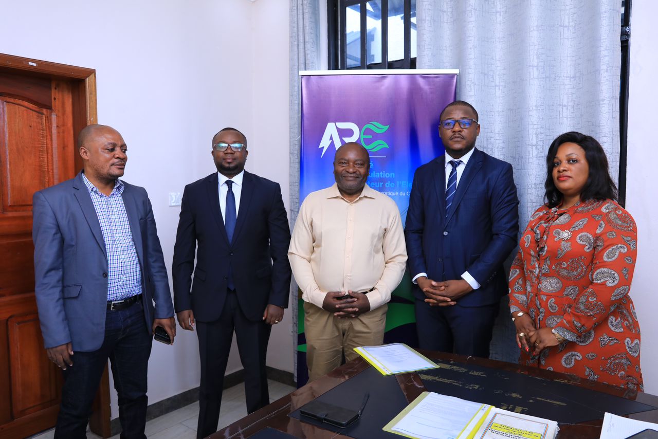 Poignée de main entre Éphrem Balole, DG Virunga Énergies SAU et un cadre de l'ARE