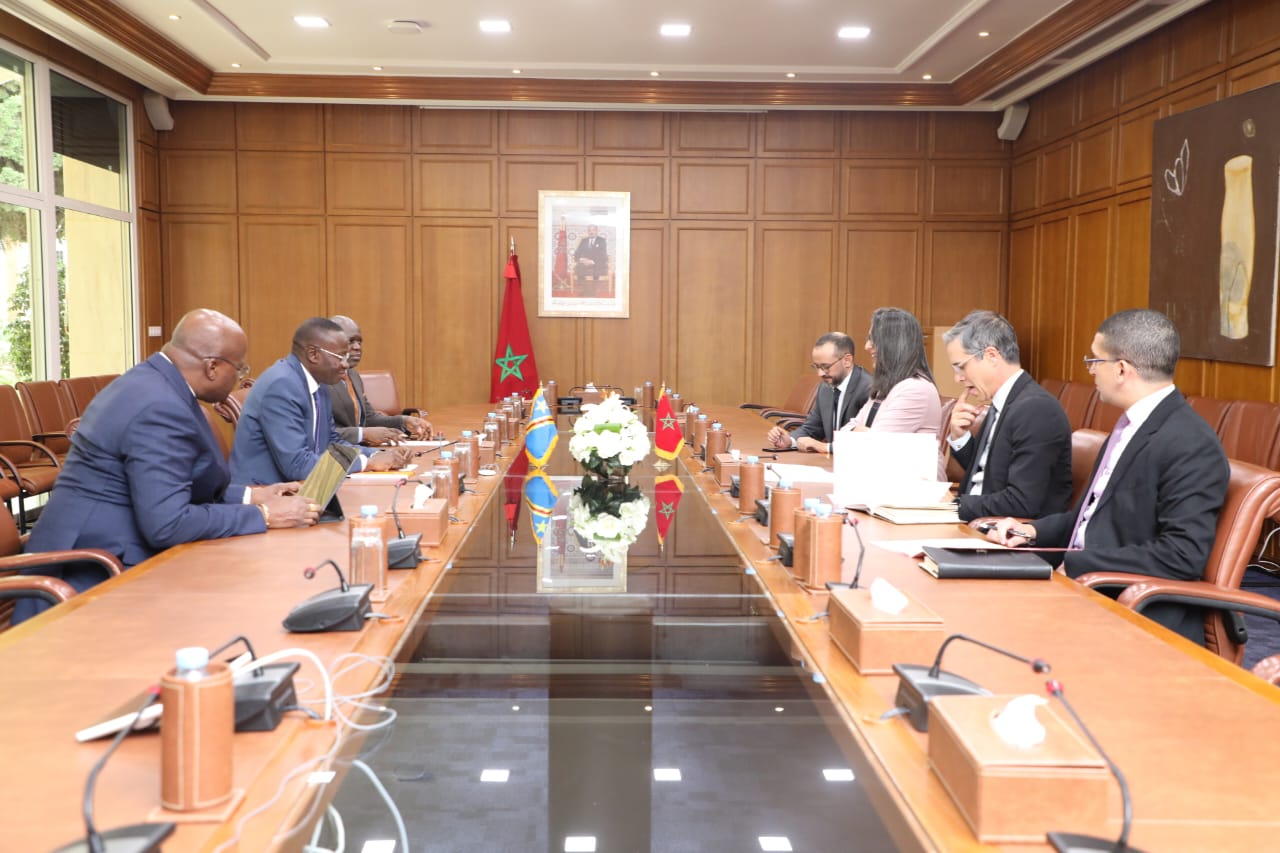 Le VPM Daniel Mukoko Samba de l'Économie nationale de la RDC et la ministre Nadia Fettah Aloui de l'Économie et des Finances du Maroc