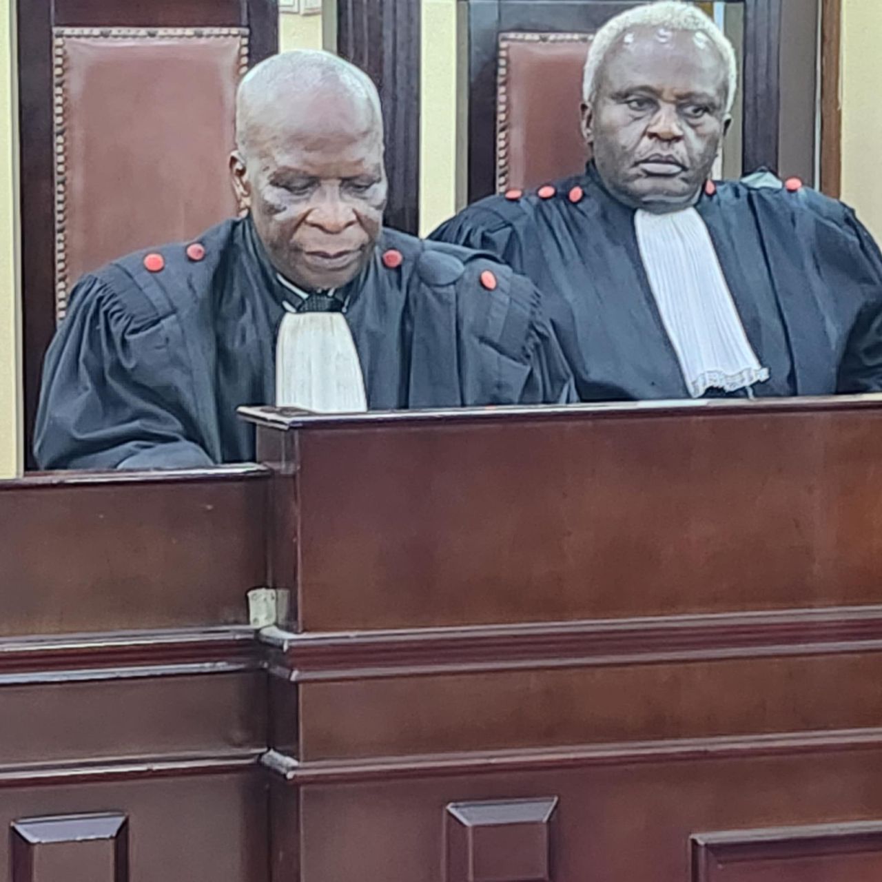 Constant Manvidila et son avocat devant la Cour de Cassation