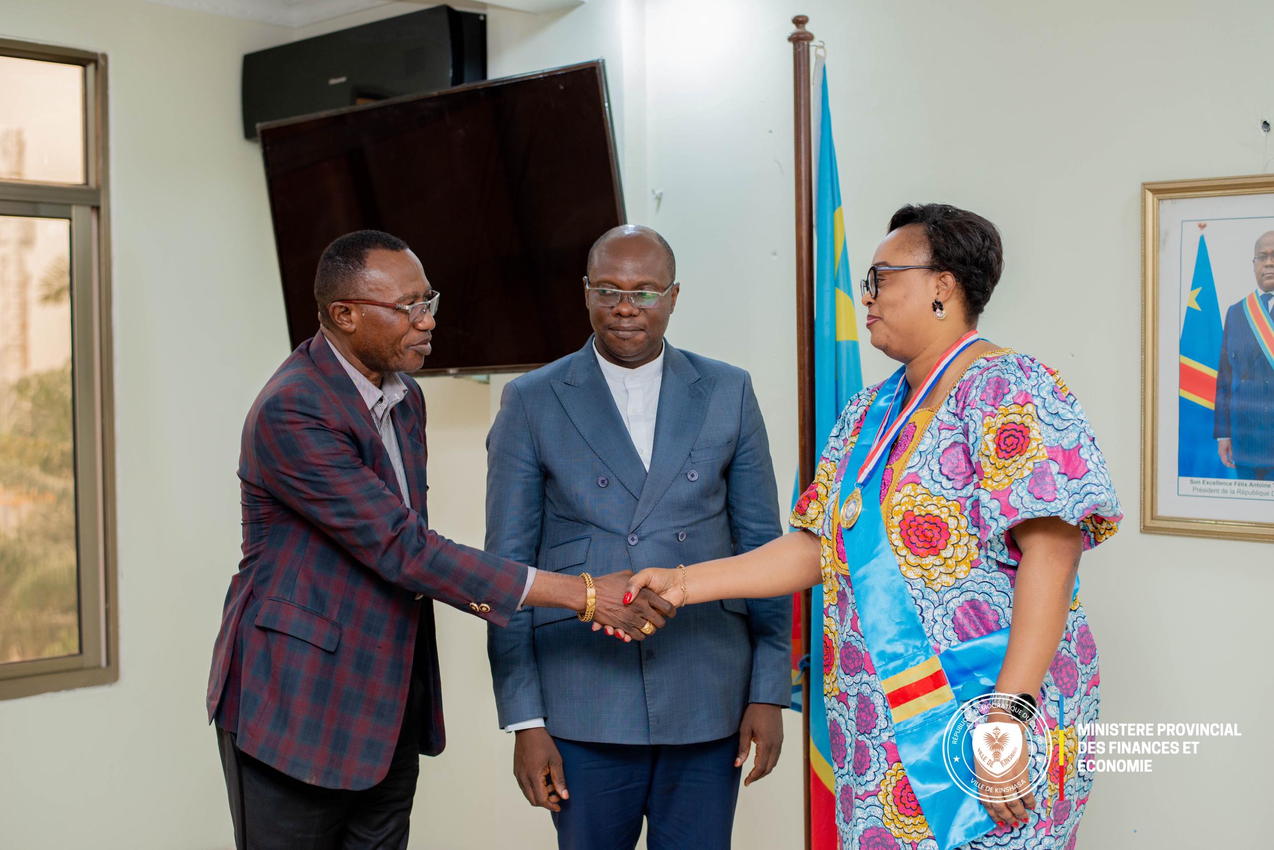 La ministre provinciale des Finances et Economie de Kinshasa recevant son prix de mérite civique