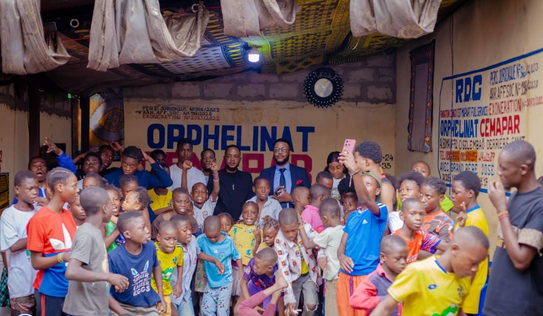 Le prophète Charles Motondo entouré des orphélins de l'Orphélinat CEMAPAR dans la Commune de Selembao