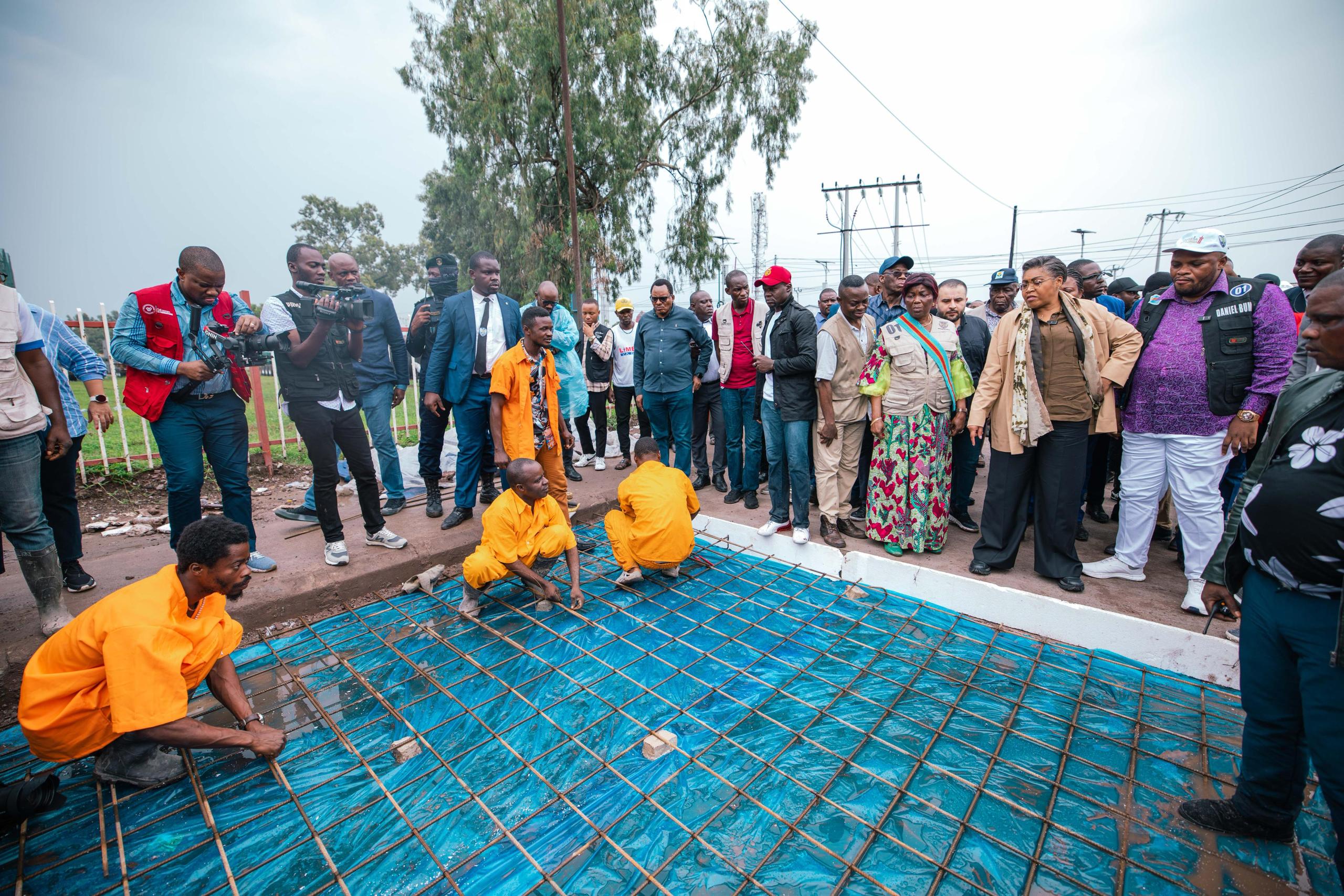 La Première Ministre Judith Suminwa en pleine visite d'inspection de certains travaux de construction et de réhabilitation de la voirie à Kinshasa