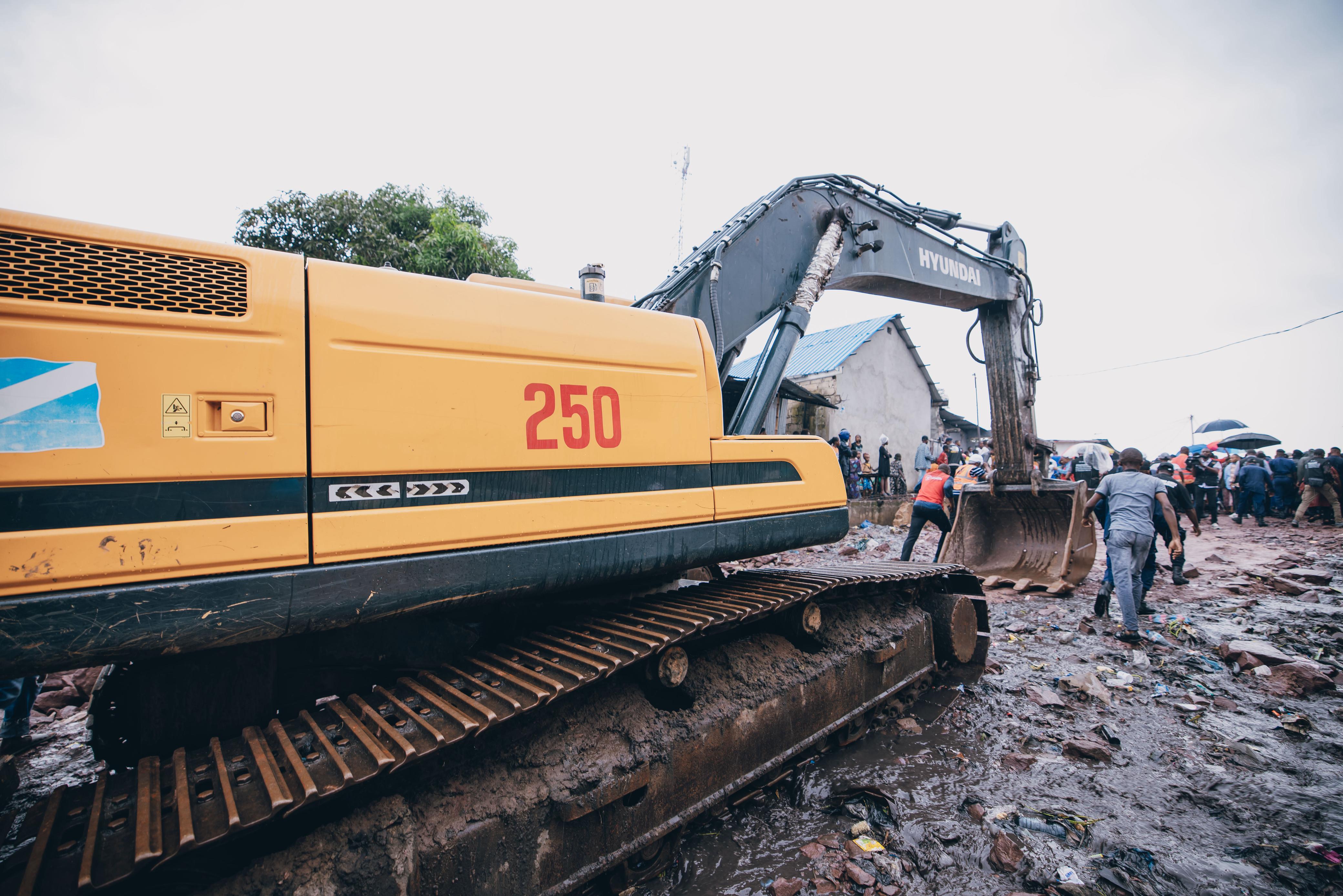 La Première Ministre Judith Suminwa en pleine visite d'inspection de certains travaux de construction et de réhabilitation de la voirie à Kinshasa