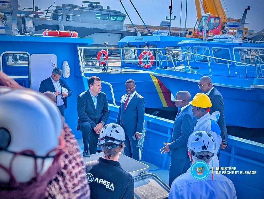 La visite des bateaux semi industriels par le ministre de pêche et élevage, Jean Pierre Tshimanga, en Espagne