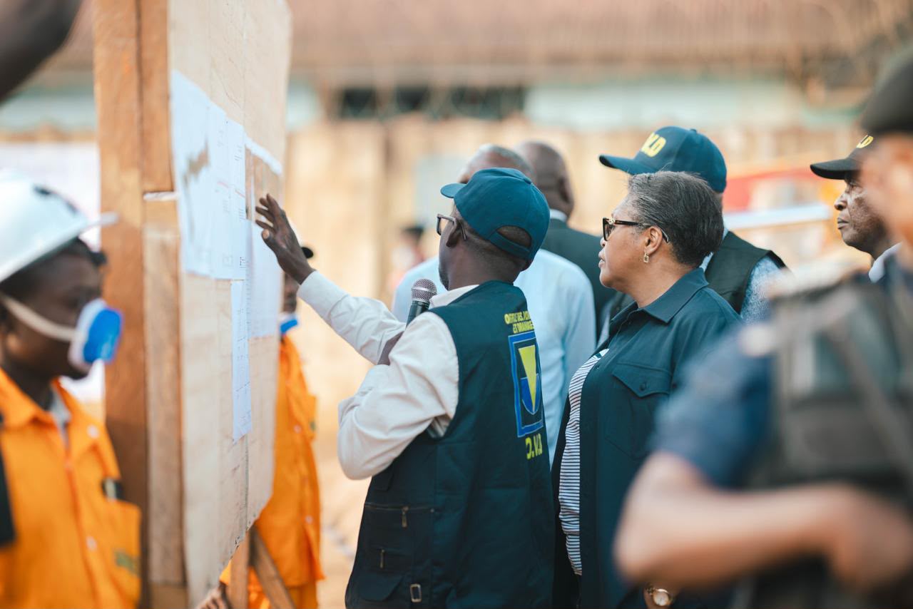La Première ministre Judith Suminwa Tuluka suit les explications des ingénieurs sur les caractéristiques techniques de la future centrale photovoltaïque de Mikelenge, destinée notamment à alimenter 2 700 ménages à Kindu.