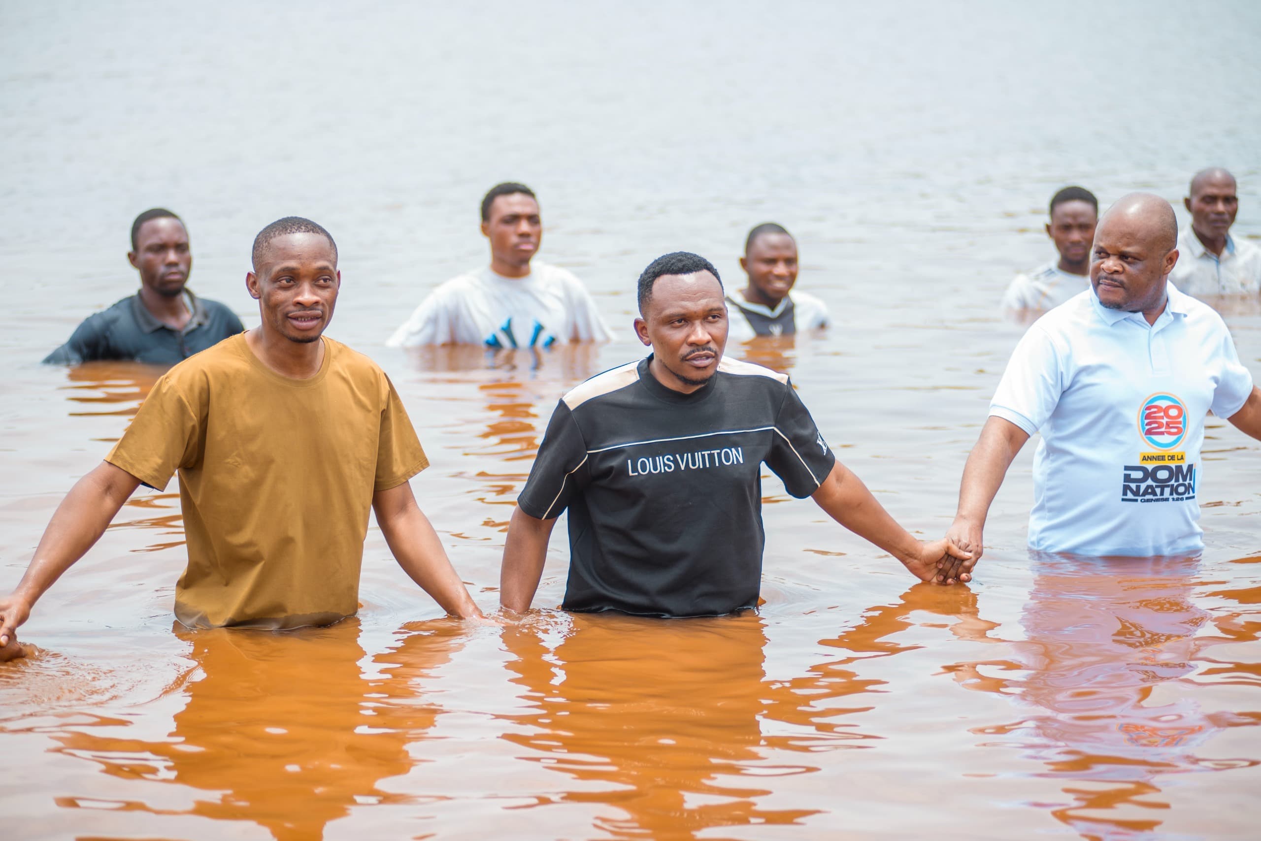 Des fidèles de l’Église pentecôtiste Lumière du Monde (EPLM), prennent part aux baptêmes par immersion dans les eaux de la rivière Lualaba, en territoire de Mutshatsha, sous la conduite du prophète docteur Mulindwa Jules