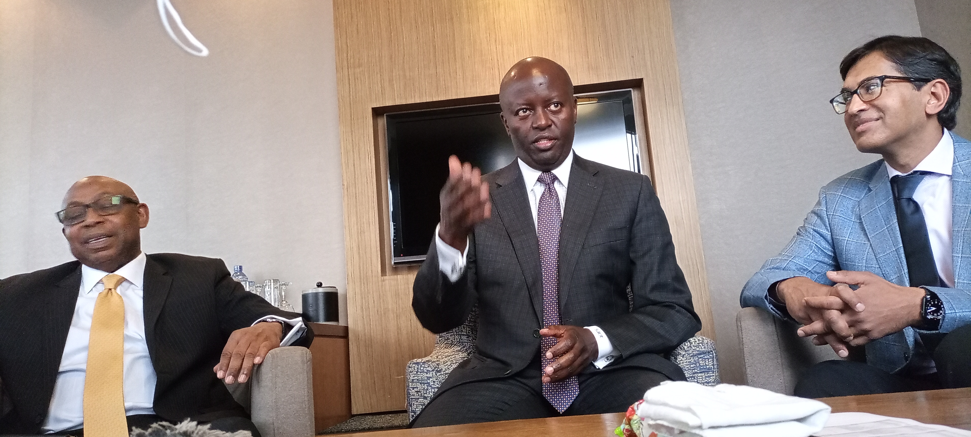 De gauche à droit, Wale Adeosun, M. Shaka Kariuki et M. Kamal Pallan, de la famille KKM2