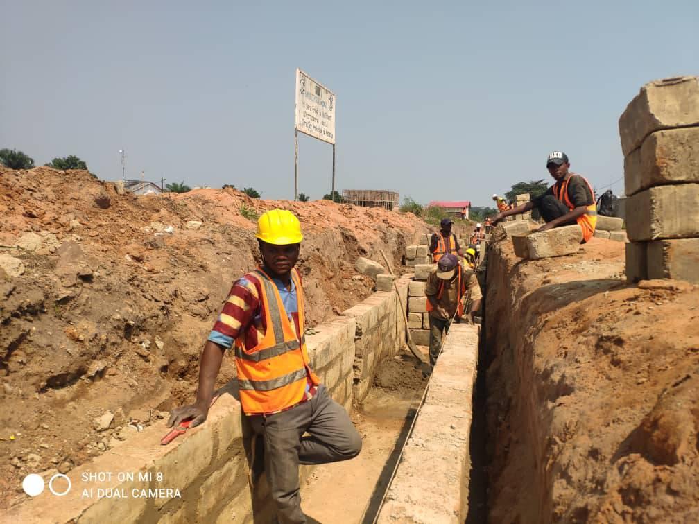 Construction des caniveaux sur les avenues des ministères à Kananga, province du Kasaï-Central