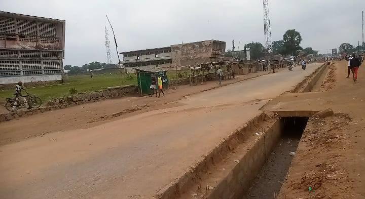Construction des caniveaux terminée sur l'avenue de la Révolution à Kananga, Province du Kasaï-Central