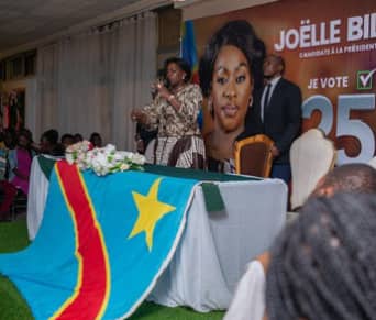La candidate N°25 à la présidentielle, Joëlle Bile devant les jeunes du Mont Amba.
