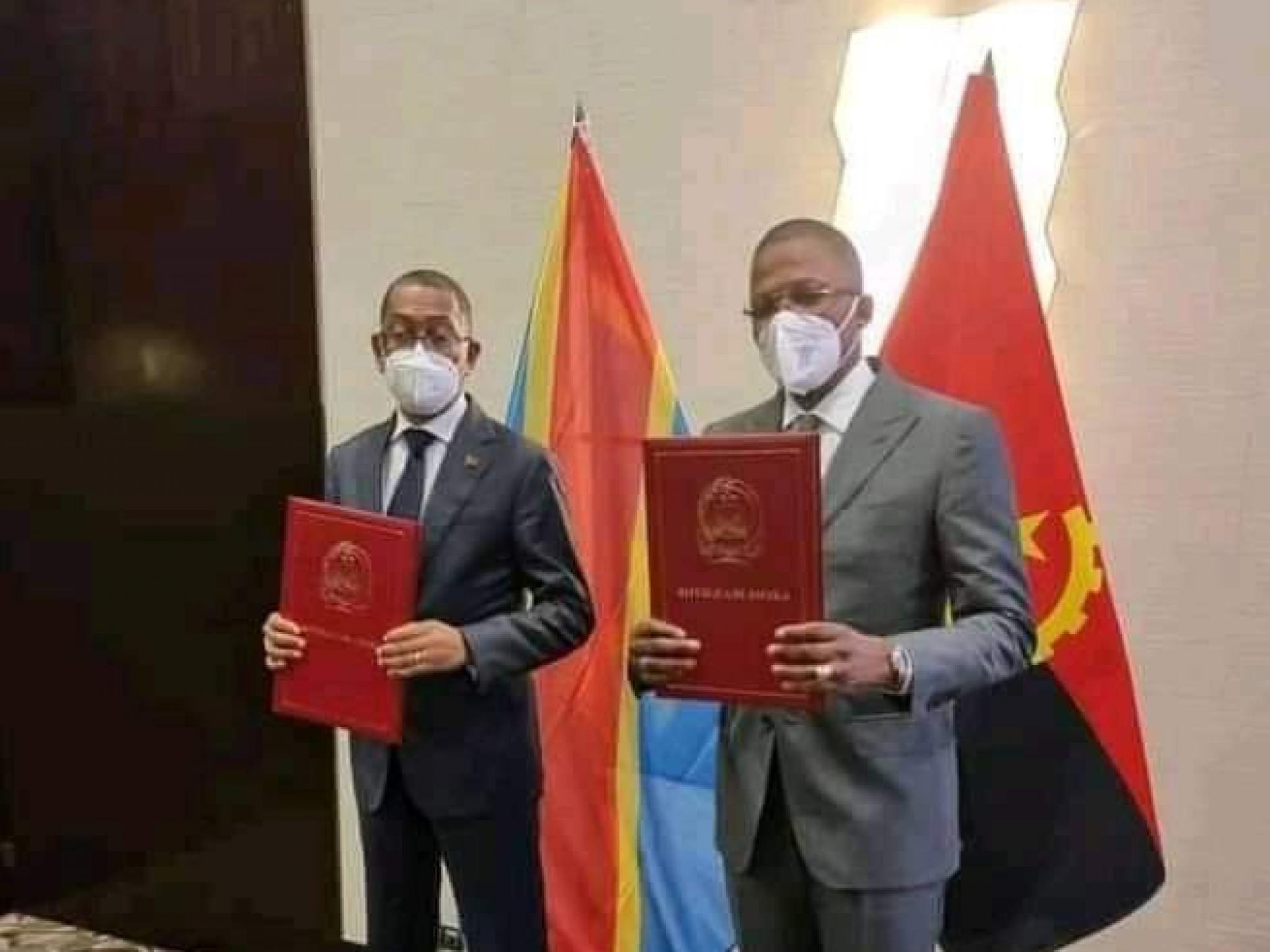Le préaccord sur l'exploitation du pétrole de la Zone d'intérêt commun signé et présenté par les ministres congolais (à droite) et le ministre angolais (à gauche) des hydrocarbures.