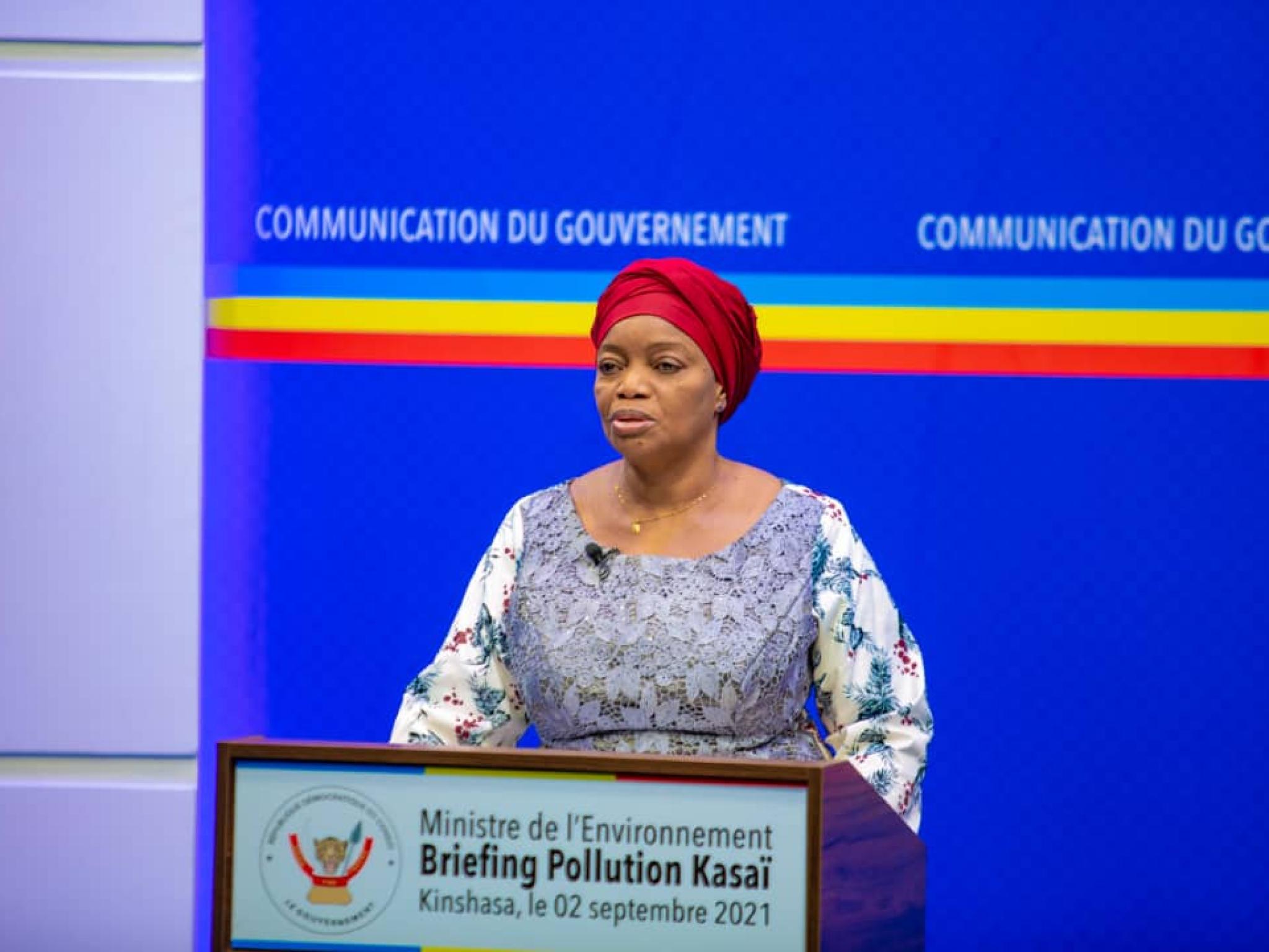 Eve Bazaiba Ministre de l'environnement en conférence de presse