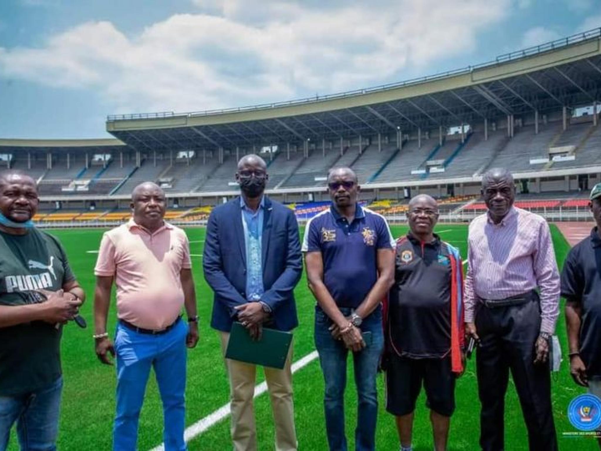 L'inspecteur de la CAF, Issaka Adamu (en cache nez noir) et les membres de la FECOFA, au stade des martyrs de Kinshasa.