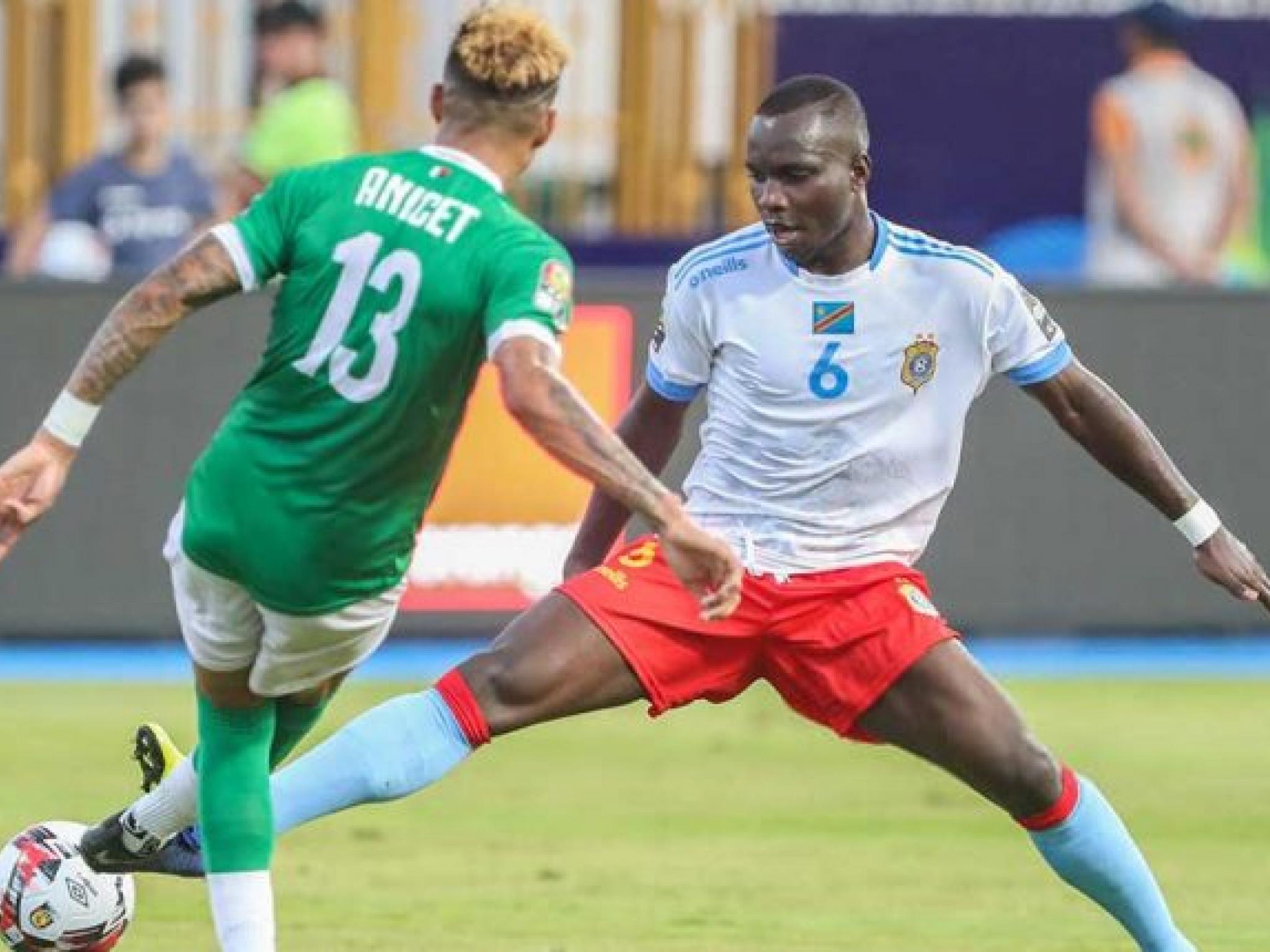 L'attaquant congolais, Chadrack Akolo en duel avec le malgache, Anicet, lors de la CAN Égypte 2019.