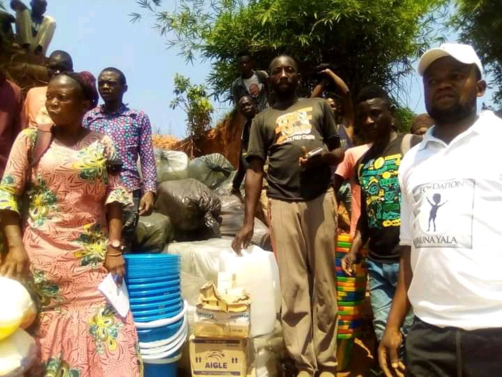 Les vivres destinés à la distribution dans les villages, transportés par les activistes de la fondation Muna yala