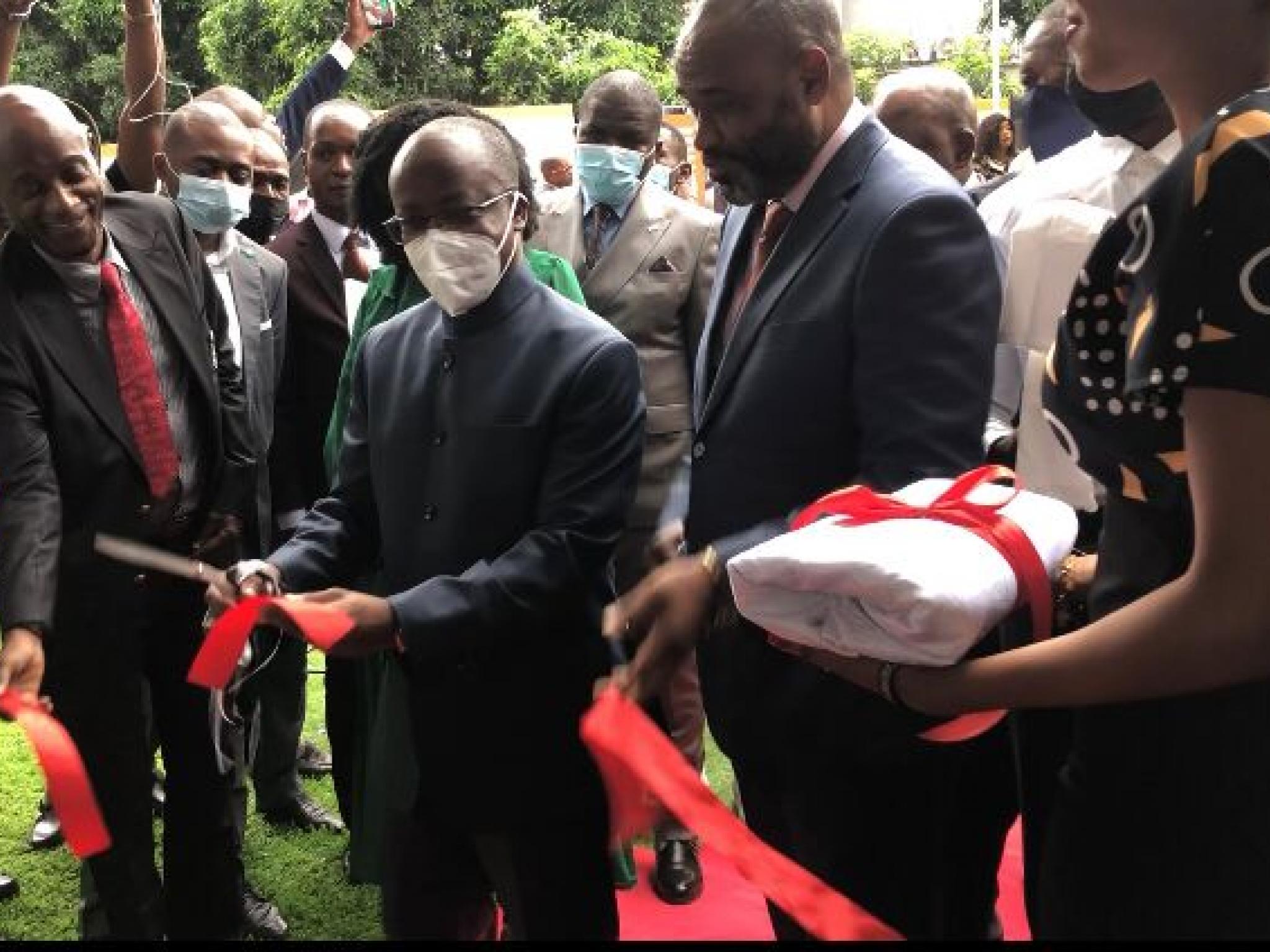 Le ministre d'État Eustache Muhanzi coupe le ruban à l'occasion à l'inauguration des installations d'Ishangi Startups Center
