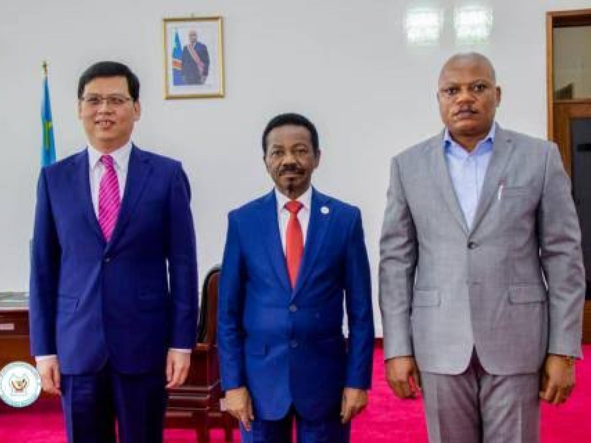 De gauche à droite, l'ambassadeur de la Chine en RDC, le président Mboso placé au milieu, le premier vice-président de l'Assemblée nationale, Jean-Marc Kabund