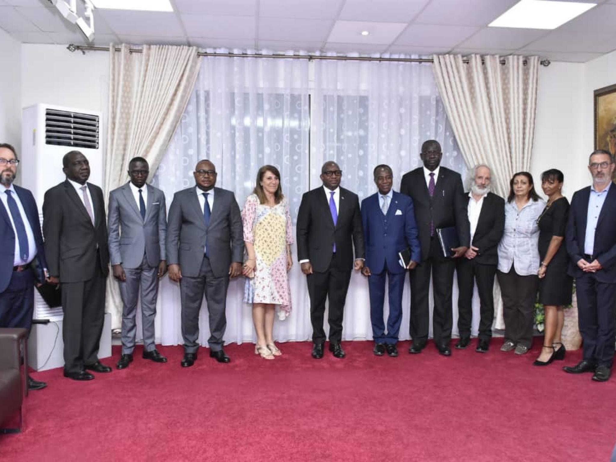 Photo de famille du Premier ministre et ses hôtes, délégation de Equity BCDC venue du Kénya