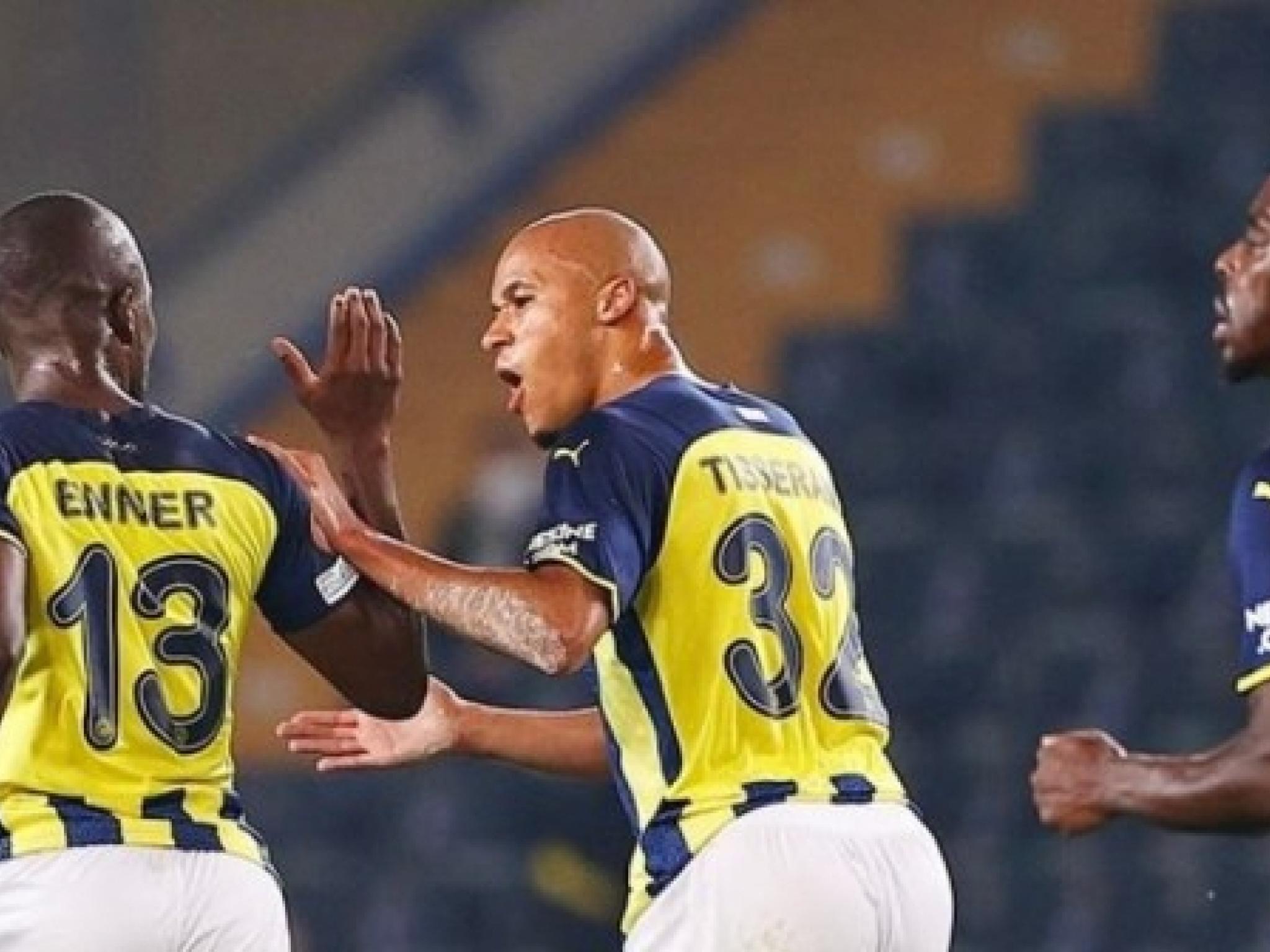 Marcel Tisserand en pleine célébration d'un but avec ses coéquipiers de Fenerbahçe. [Photo d'illustration]
