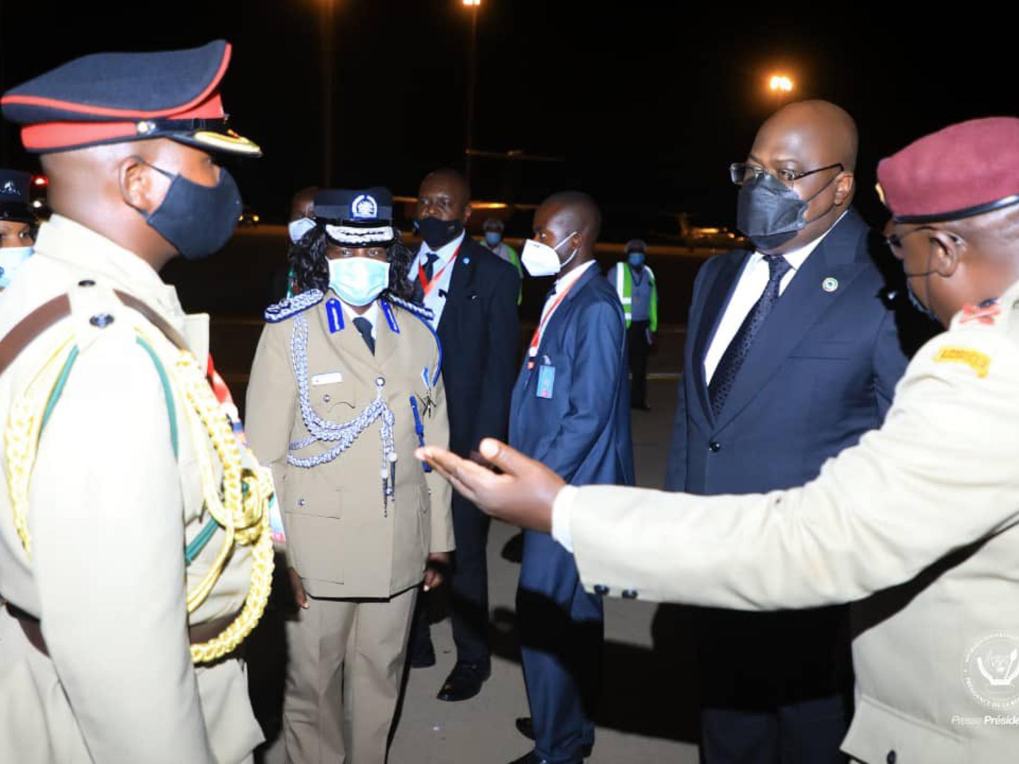 Le président Félix Tshisekedi accueilli au pieds de l'avion à Lilongwe (Malawi) par quelques officiels congolais