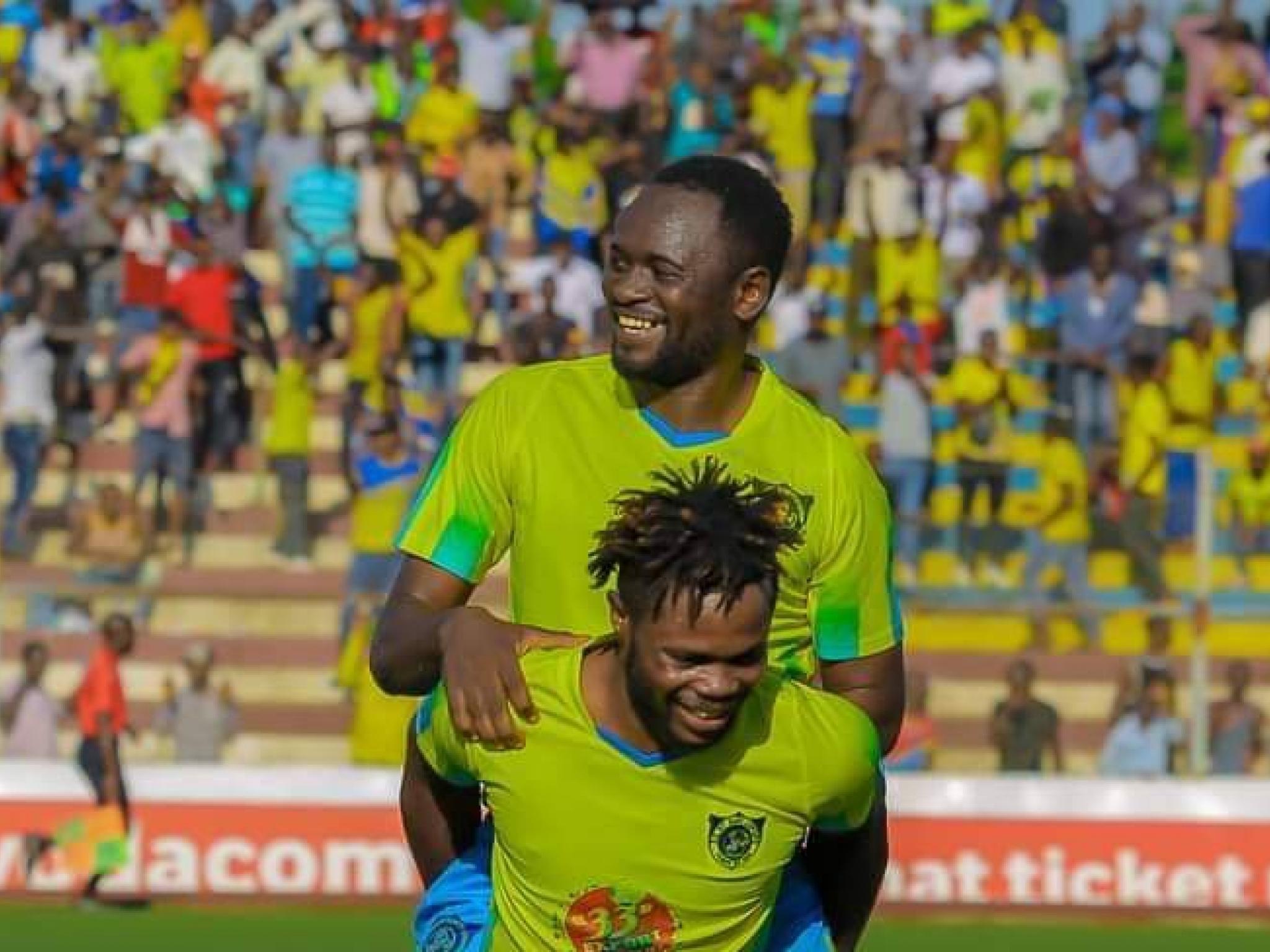 Patou Kabangu en pleine célébration d'un but avec son coéquipier du FC Saint-Éloi Lupopo, au stade Kibassa Maliba.