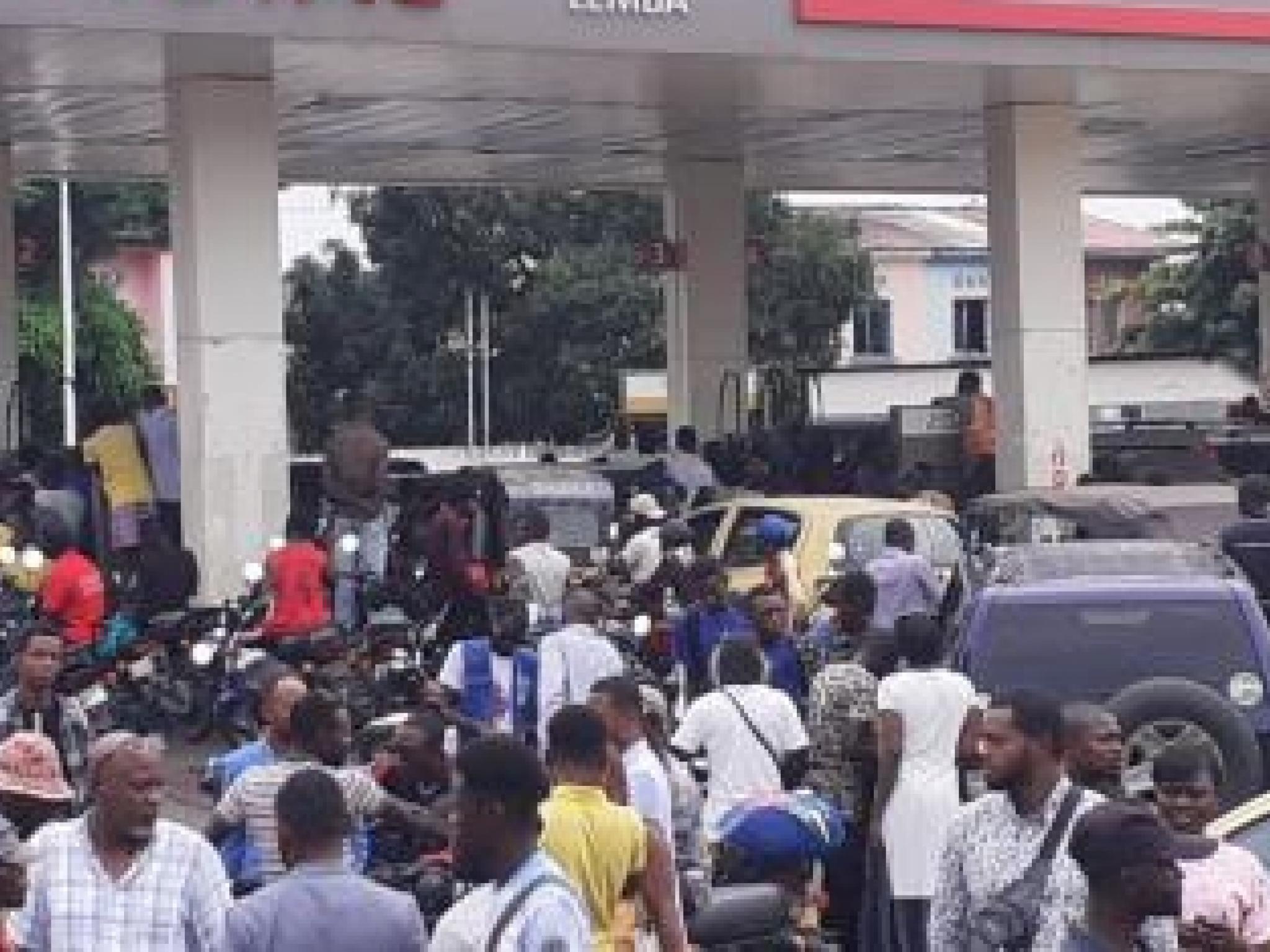 Pénurie de carburant dans une station-service à Kinshasa.