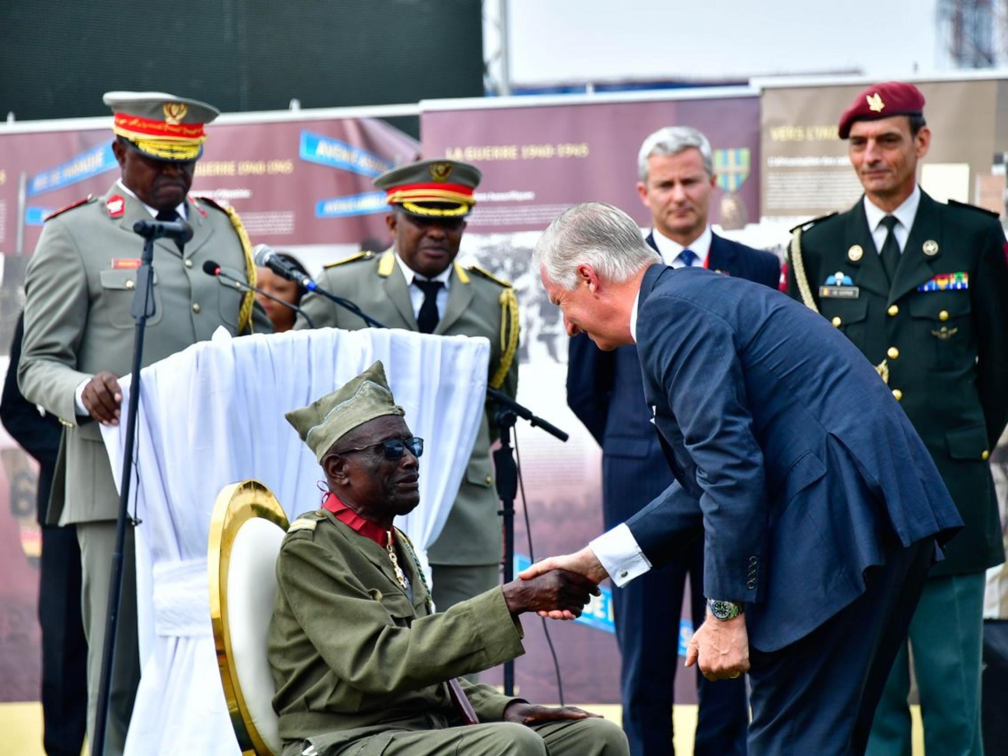 Le Caporal Kunyuku (100 ans) reçoit des honneurs de la part du Roi des Belges Phillipe en séjour en RDC