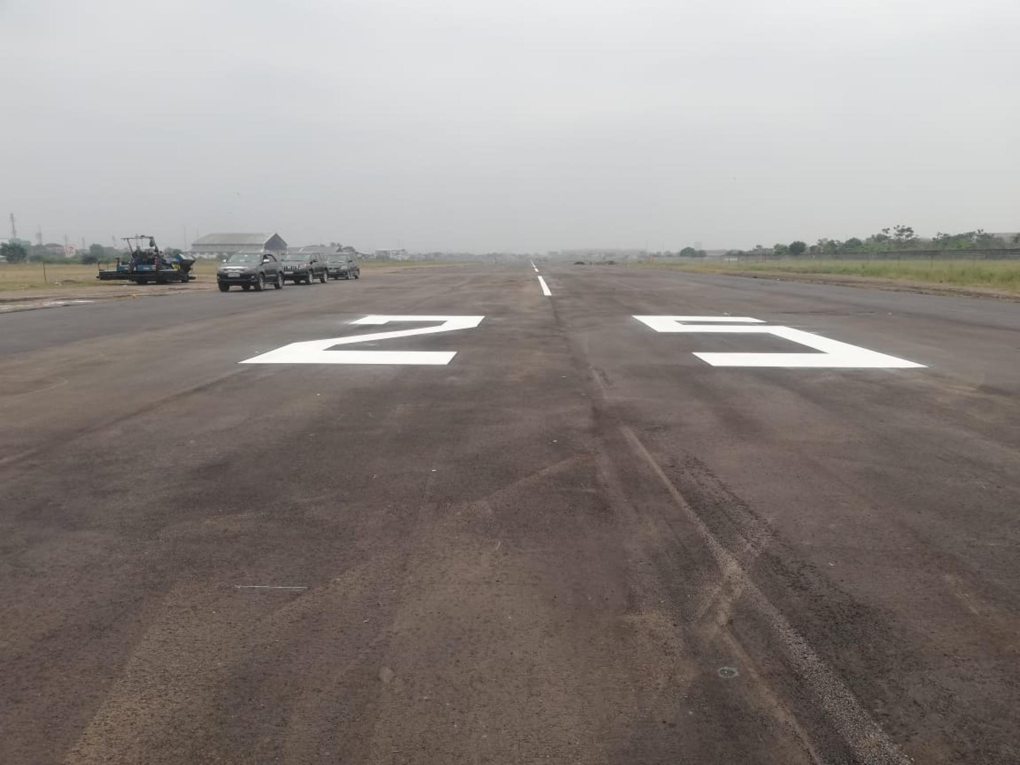 Une vue de la piste de l'aérodrome de Ndolo en pleine réhabilitation