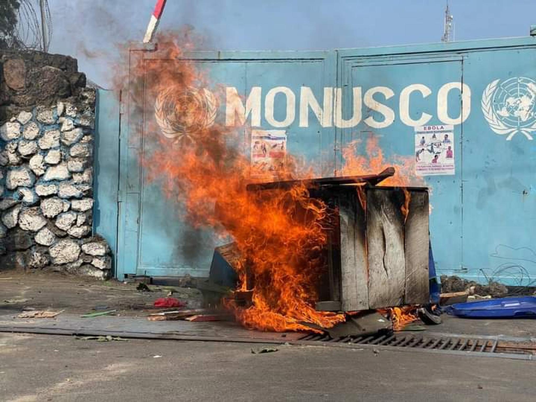 Les objets en bois prennent feu devant la  grille du QG de la Monusco à Goma