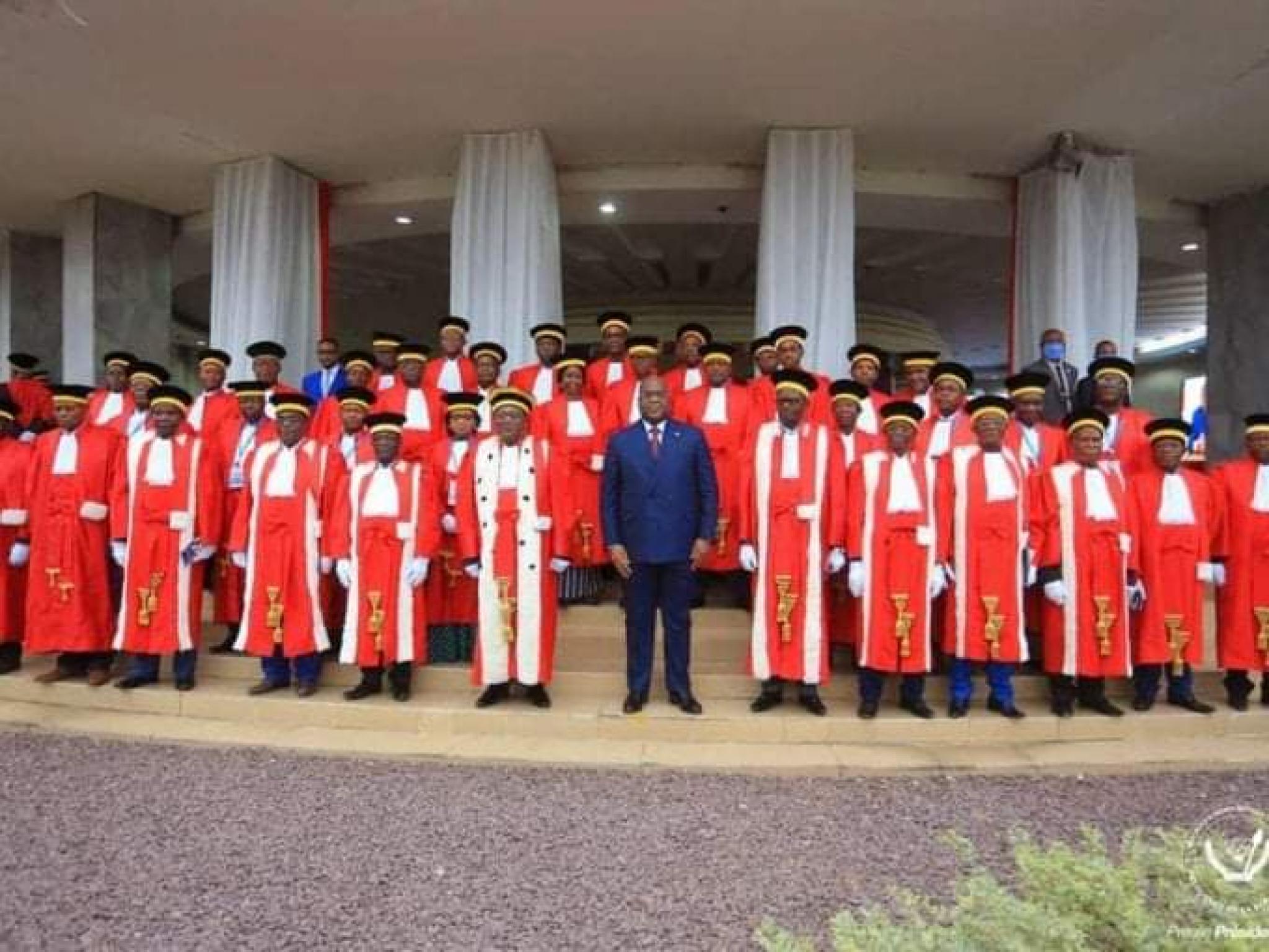 Le président Félix Tshisekedi entouré de plusieurs magistrats