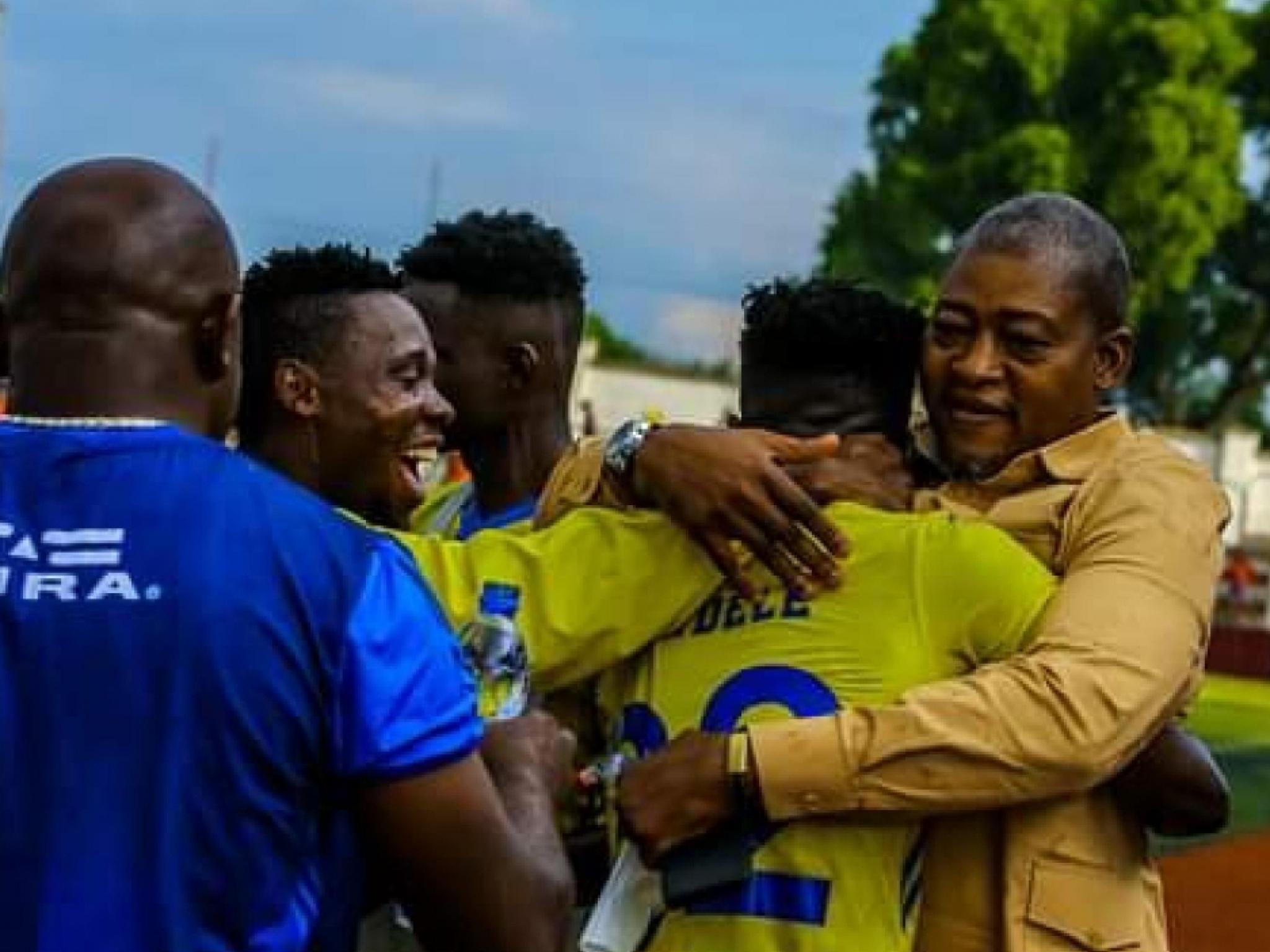 Les joueurs de Lupopo en pleine célébration d'un but avec un dirigeant du club. [Photo d'illustration]