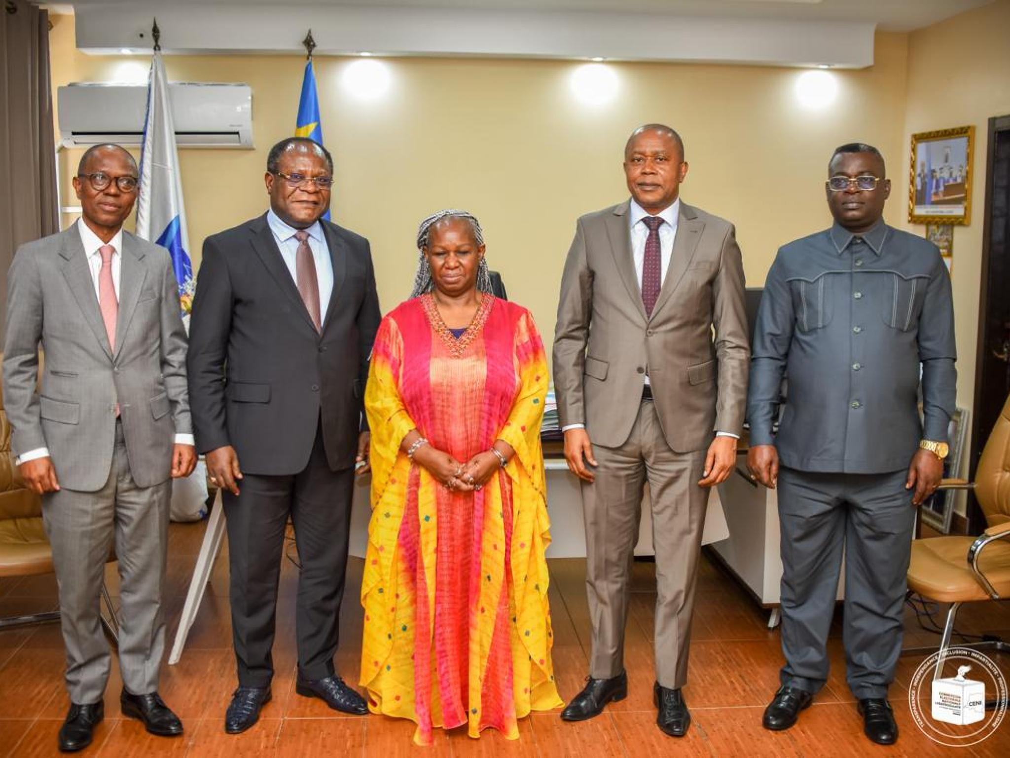 La cheffe de la MONUSCO Bintou Keita pose avec le président de la CENI et trois autres membres du bureau