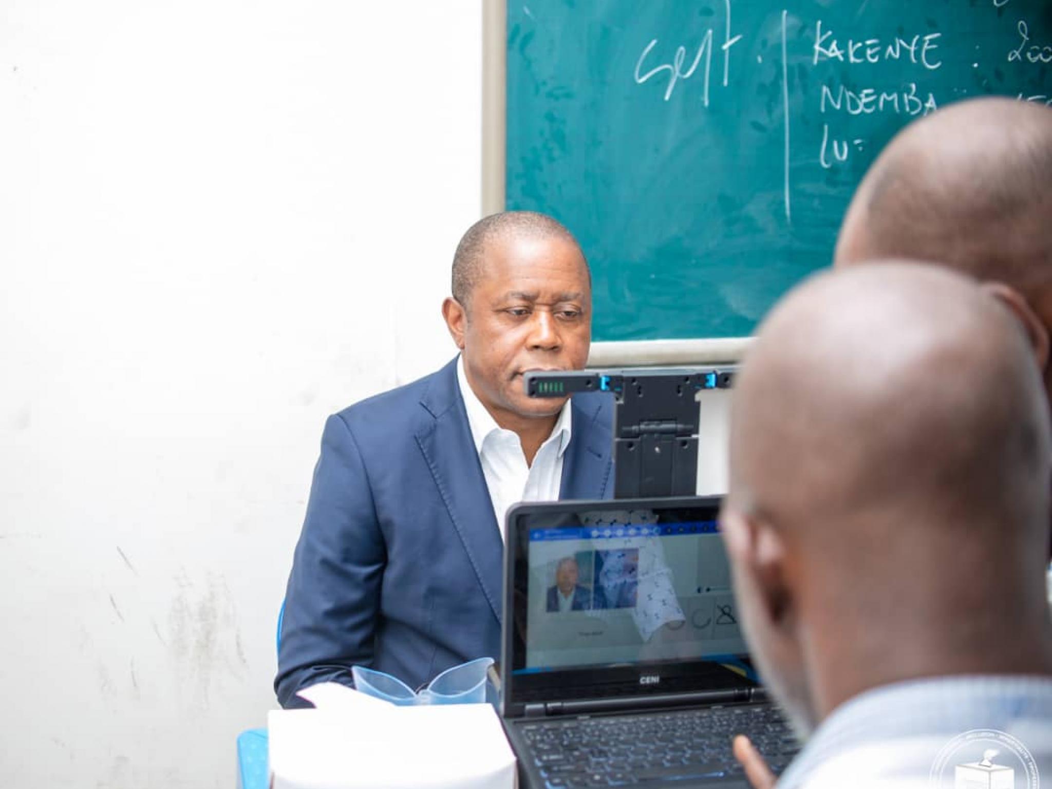 Le président de la CENI Denis KADIMA lance l'opération d'expérimentation des kits d'enregistrement des électeurs à l'Université Révérend Kim à Kinshasa, ce vendredi 23 septembre