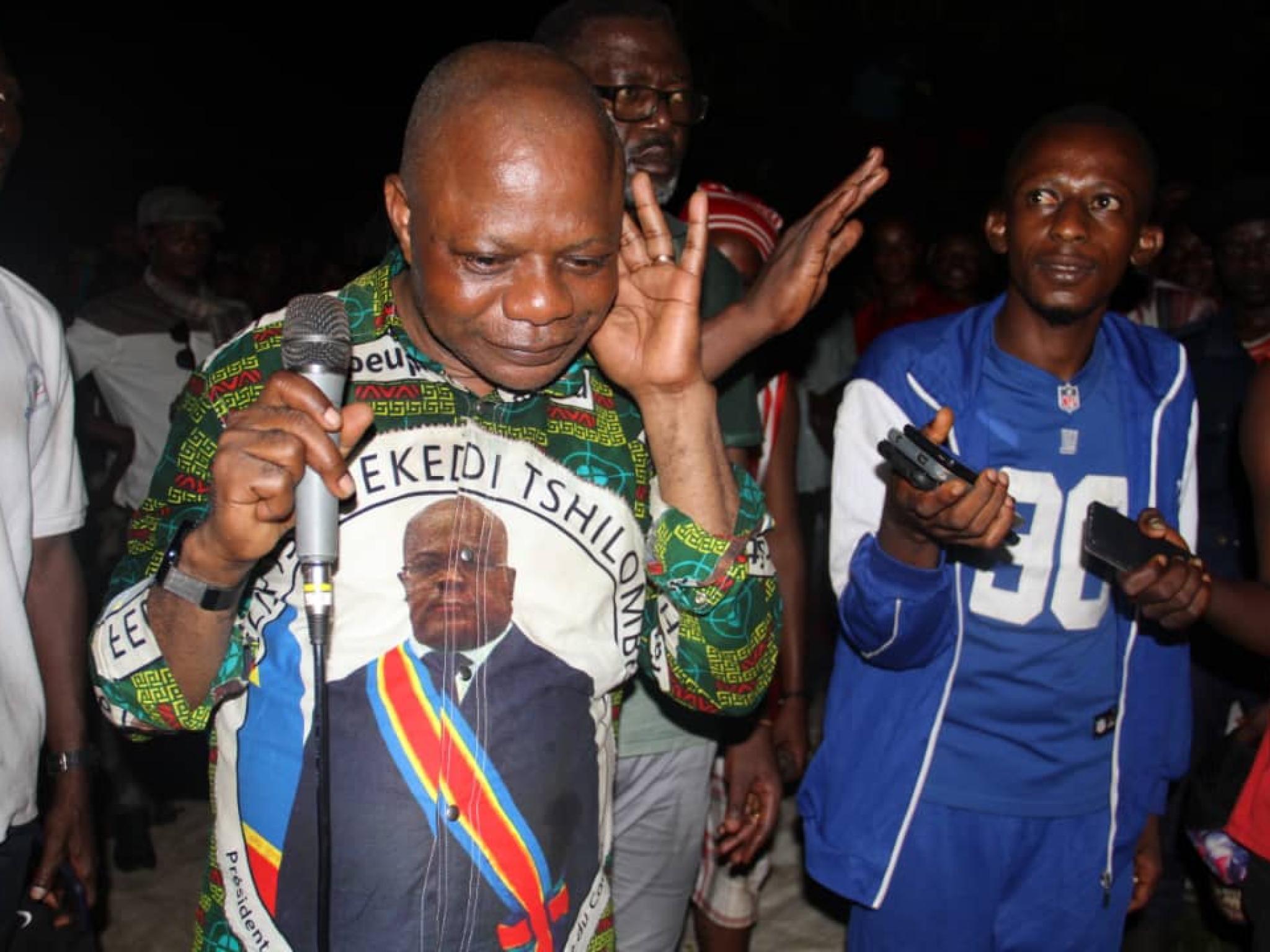 Le Député national Léon Mubikayi écoute, avec attention, les désidératas de sa base à Luebo
