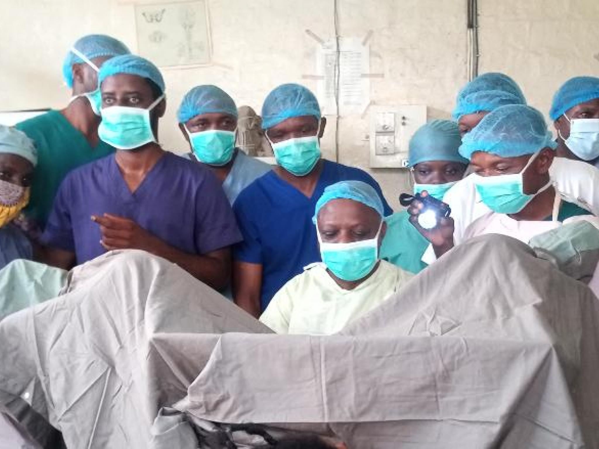 Le Député national Léon Mubikayi Mubalamate dans sa casquette de Madecin gynécologue- obstétricien, spécialiste en fistule opère des femmes de Luebo vivant avec fistule