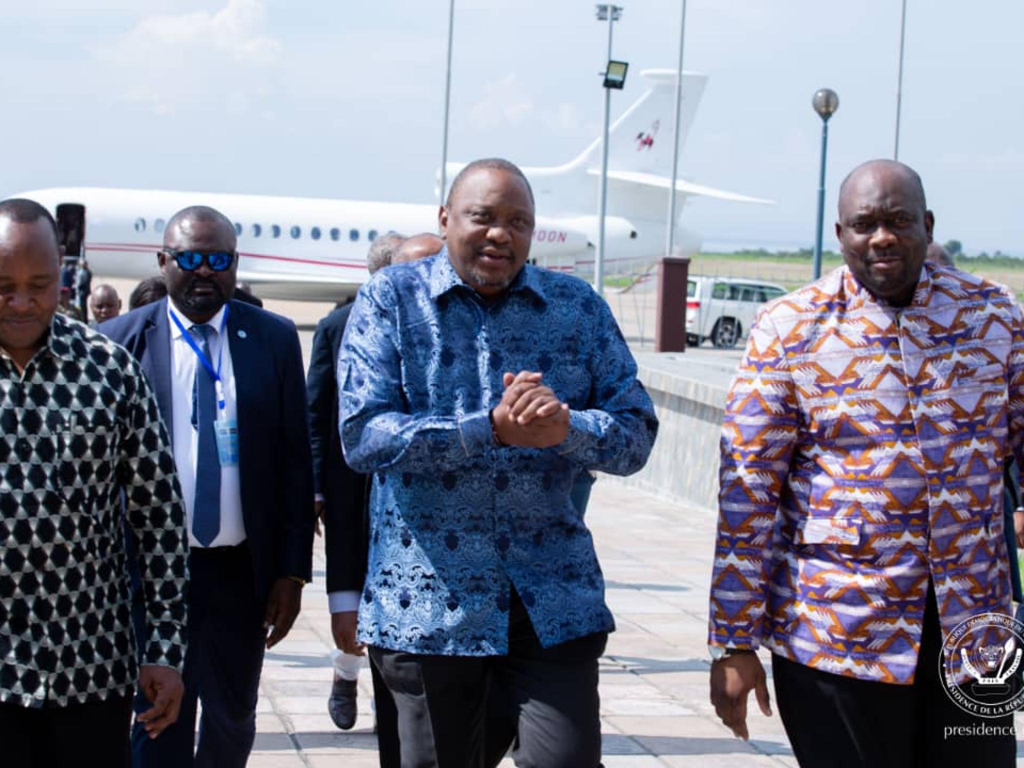 Uhuru Kenyatta, l'ancien président du Kenya (au milieu) à l'aéroport de N'djili après son atterrissage.