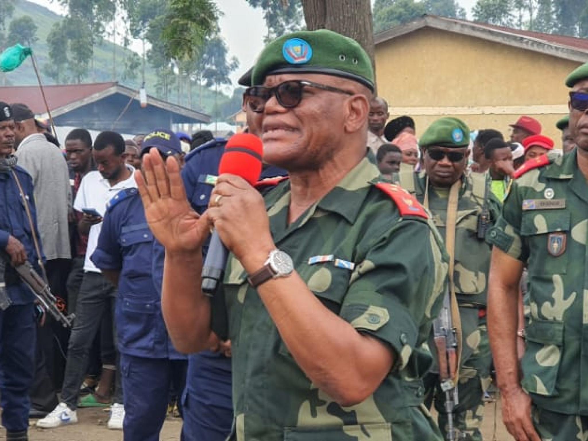 Le gouverneur militaire du Nord-Kivu, le Général Constant Ndima en pleine sensibilisation de la population à Goma