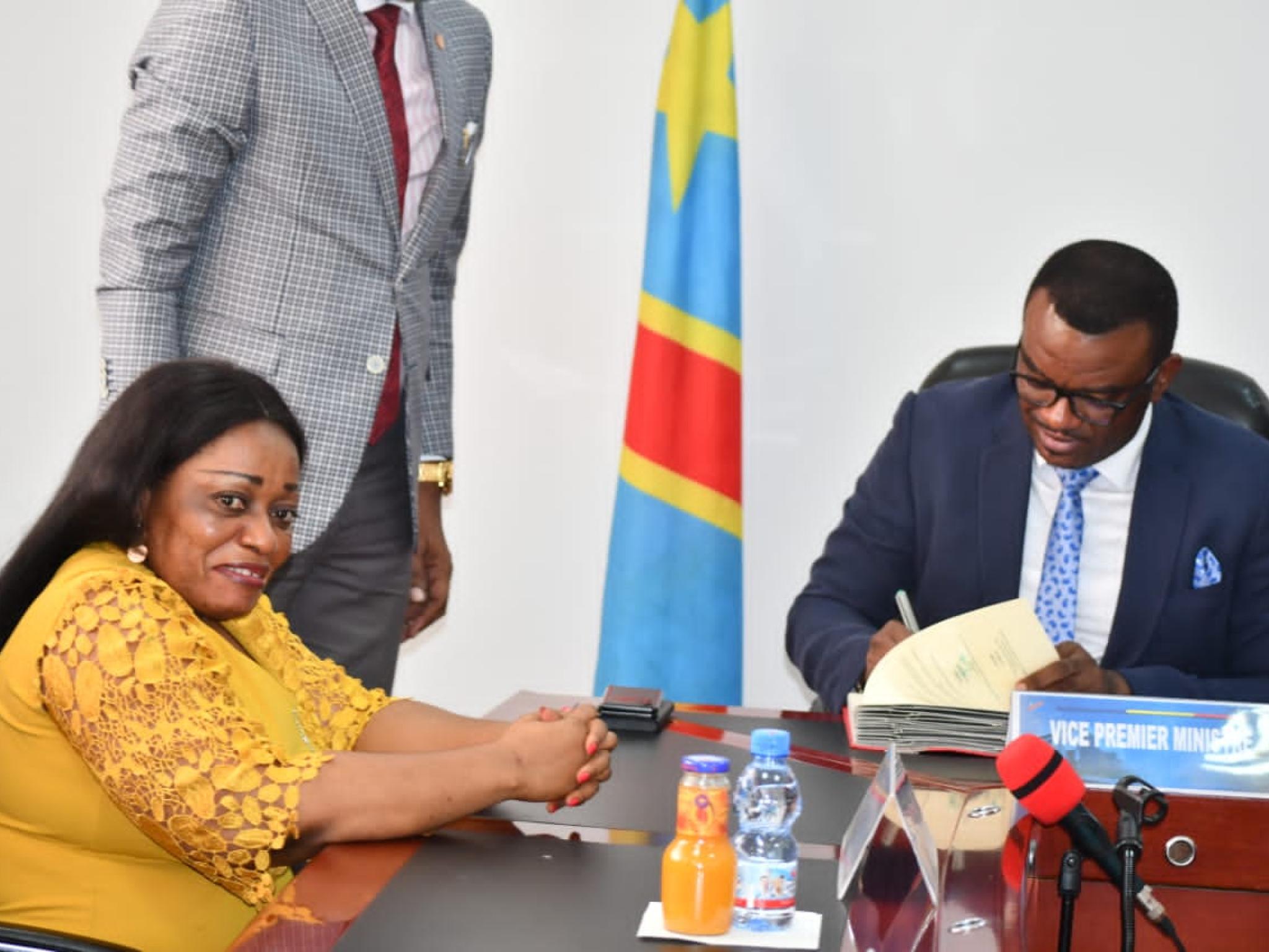 Le VPM de la fonction publique, JP Lihau signe, en présence de la ministre Irène Esambo, l'arrêté de l'agrément provisoire du secrétariat général pour le ministère des PVH et APV