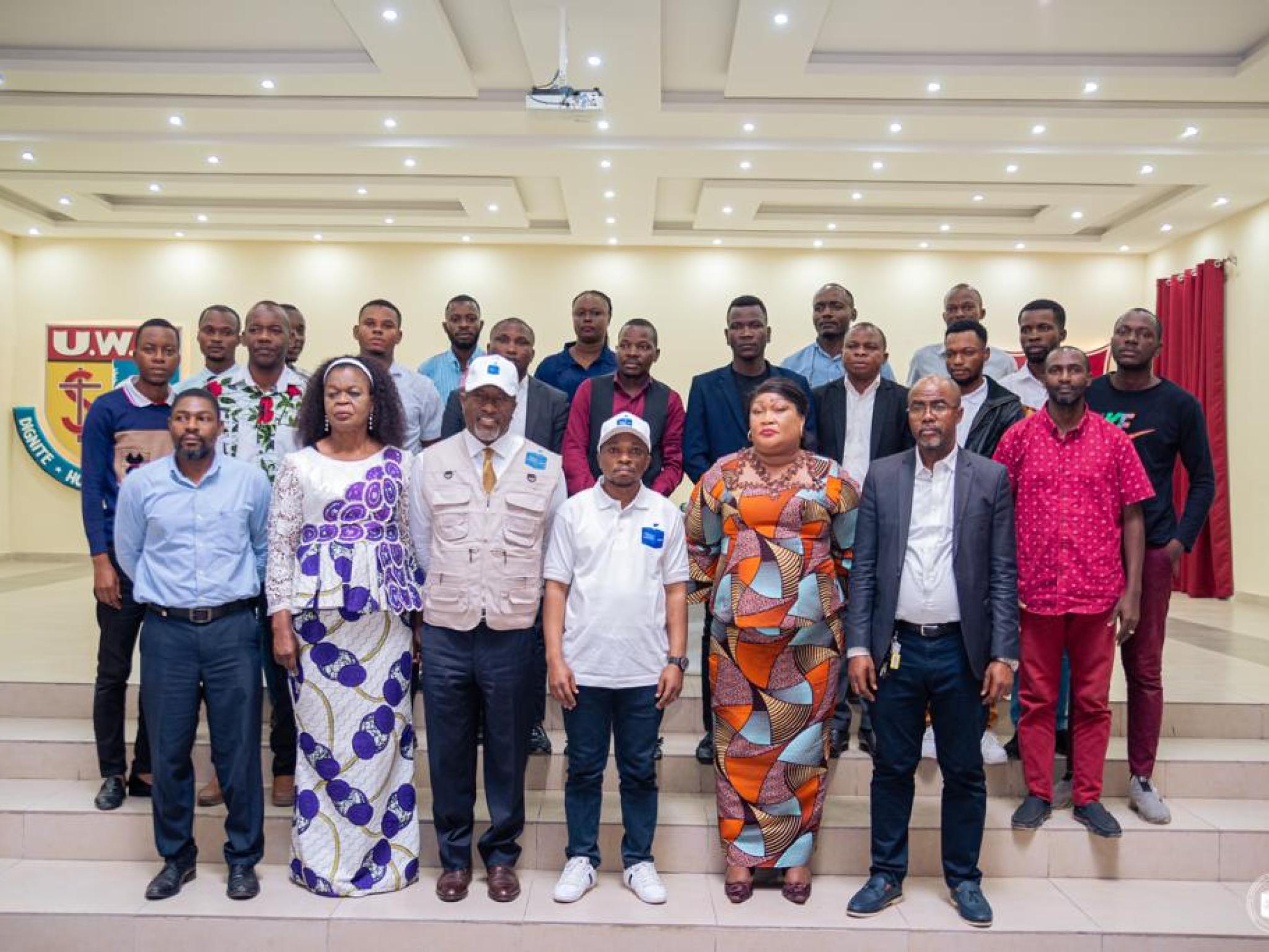 Quelques personnels de la CENI avec le rapporteur, Paul Muhindo à la clôture de la formation du niveau 2