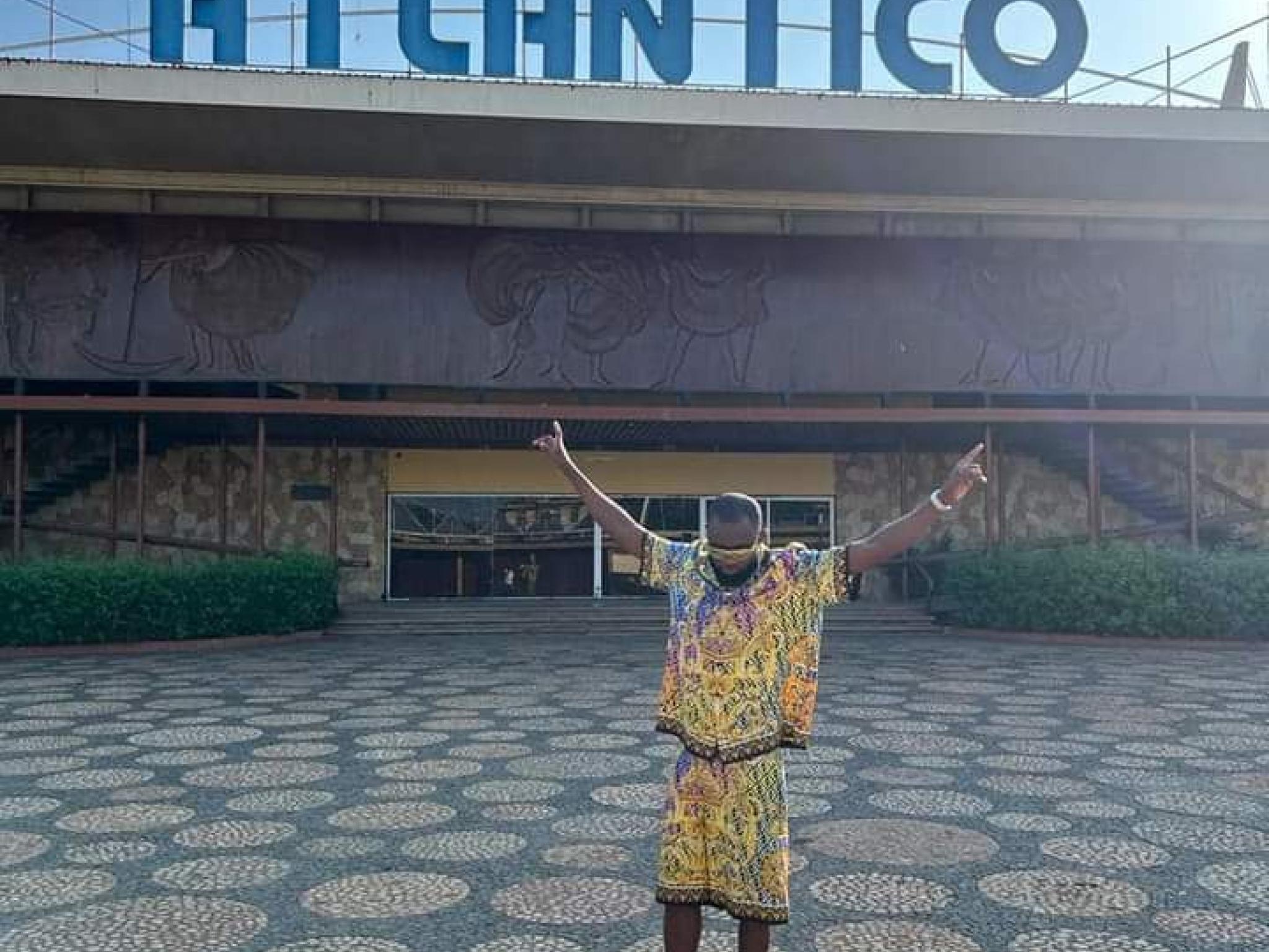 L'artiste musicien, Fabregas devant le ciné atlantico de Luanda. [Photo d'illustration]
