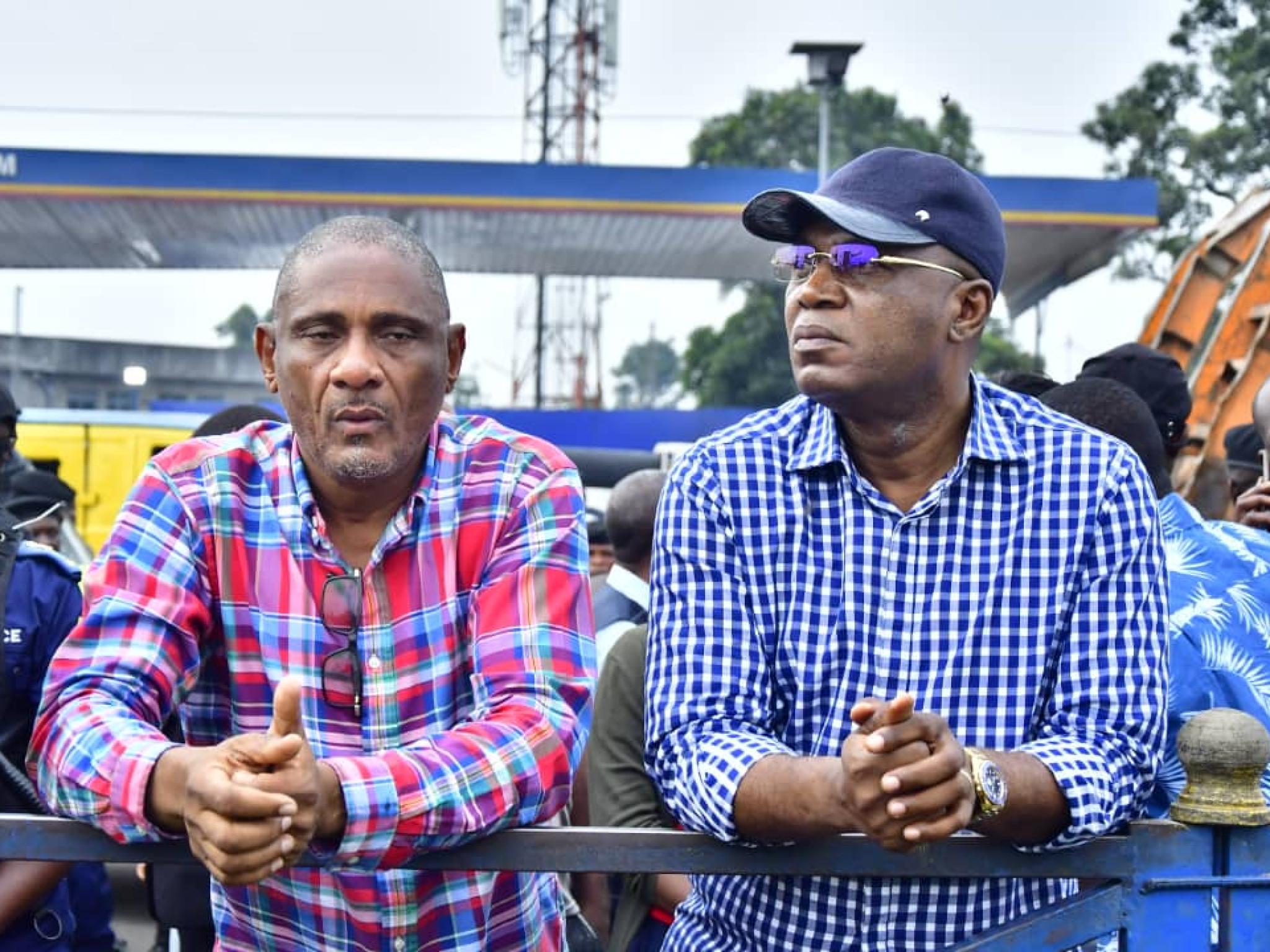 Le gouverneur de la ville de Kinshasa  Gentiny Ngobila et  vice gouverneur Gérard Mulumba supervisant l'opération coup de ponig