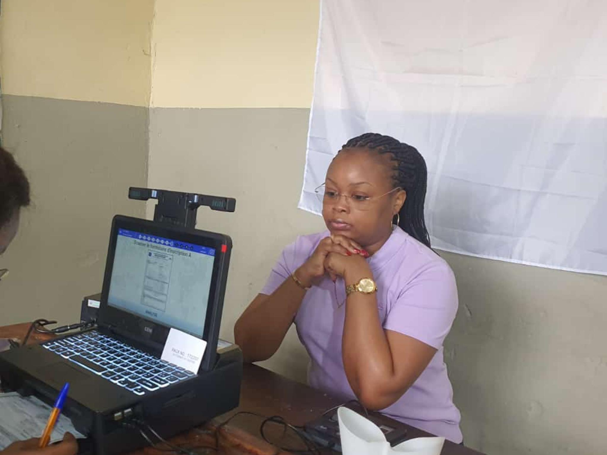 Christelle Muabilu,DGA de l'OCC, a accompli son devoir civique, en obtenant sa carte d'électeur