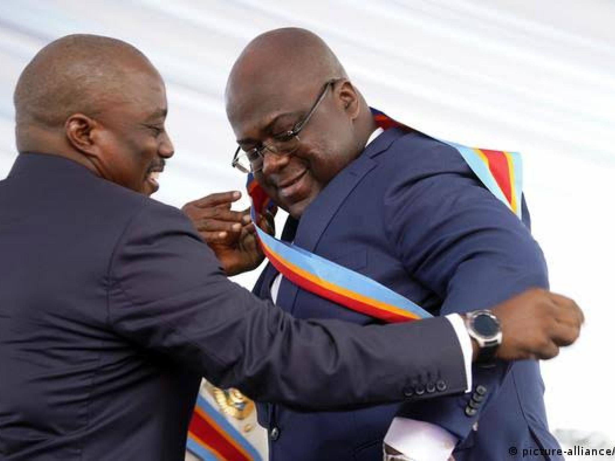 L'ex président de la RDC, Joseph Kabila remettant à Félix Tshisekedi, nouveau président élu, les insignes du pouvoir, le 24 janvier 2019 [ Photo d'archives]